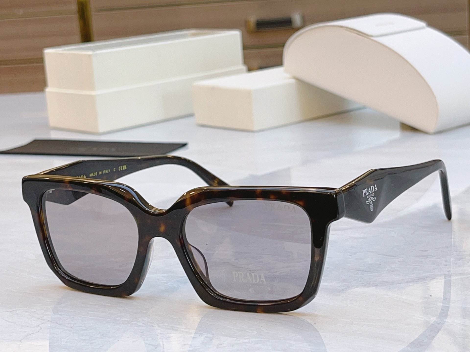 ，【PRAD*】普拉*达新款太阳镜🕶️，MODEL：PR 1754LS，SIZE：54口19-145