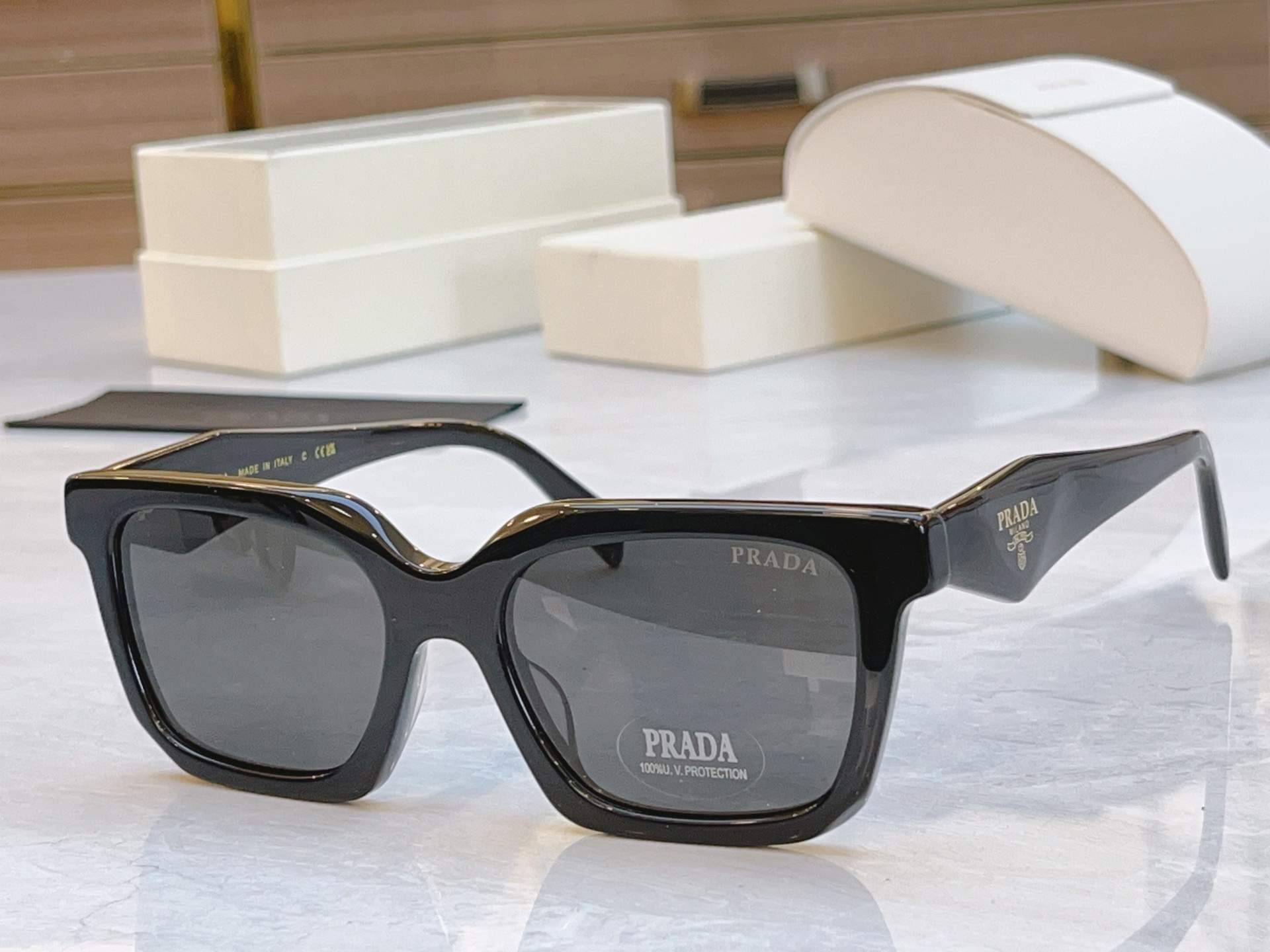 ，【PRAD*】普拉*达新款太阳镜🕶️，MODEL：PR 1754LS，SIZE：54口19-145