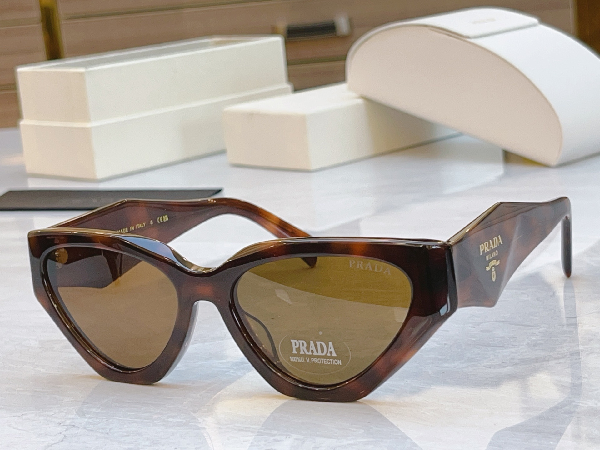 ，【PRAD*】普拉*达新款太阳镜🕶️，MODEL：PR 1753LS，SIZE：58口18-145