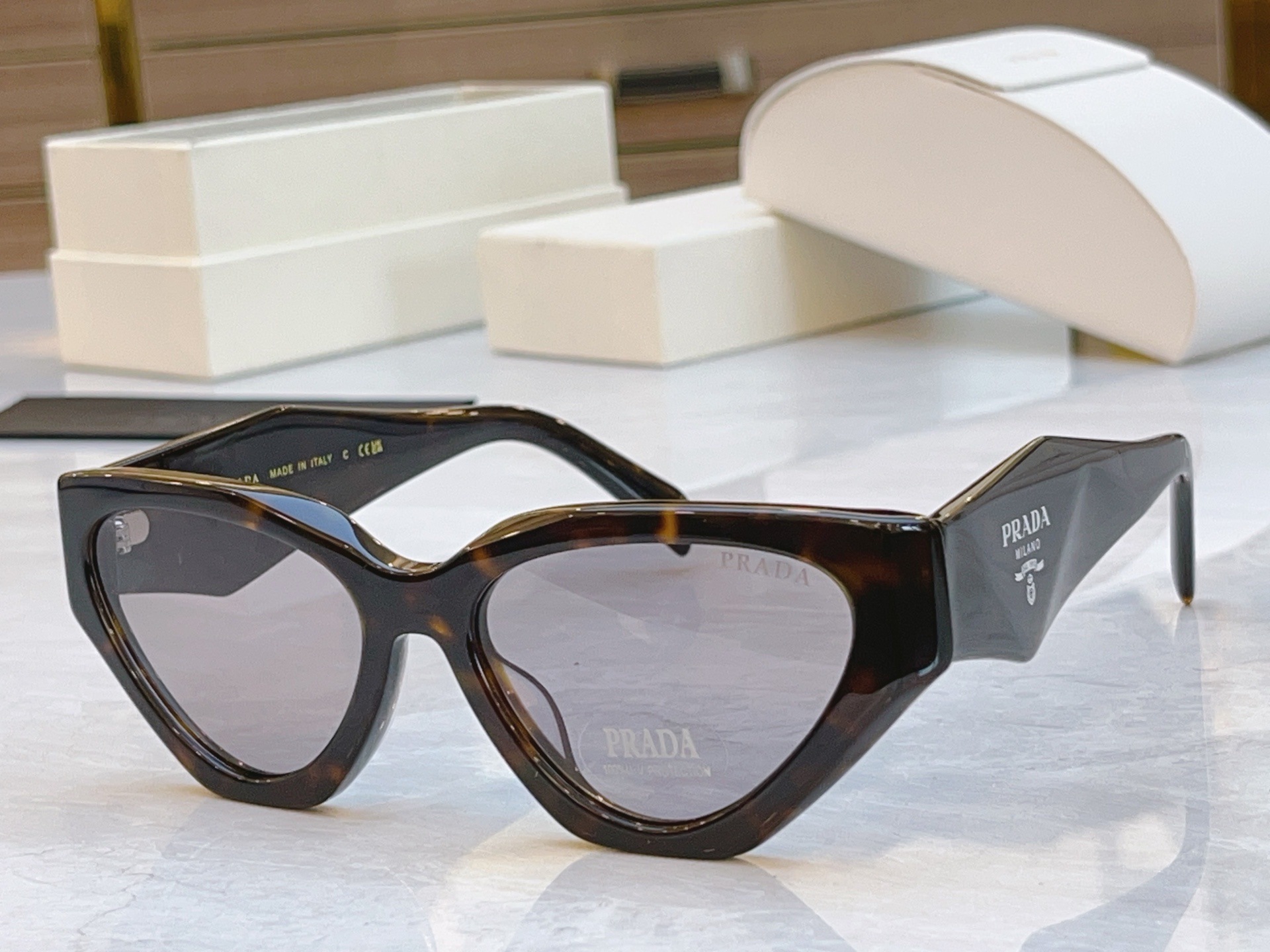 ，【PRAD*】普拉*达新款太阳镜🕶️，MODEL：PR 1753LS，SIZE：58口18-145