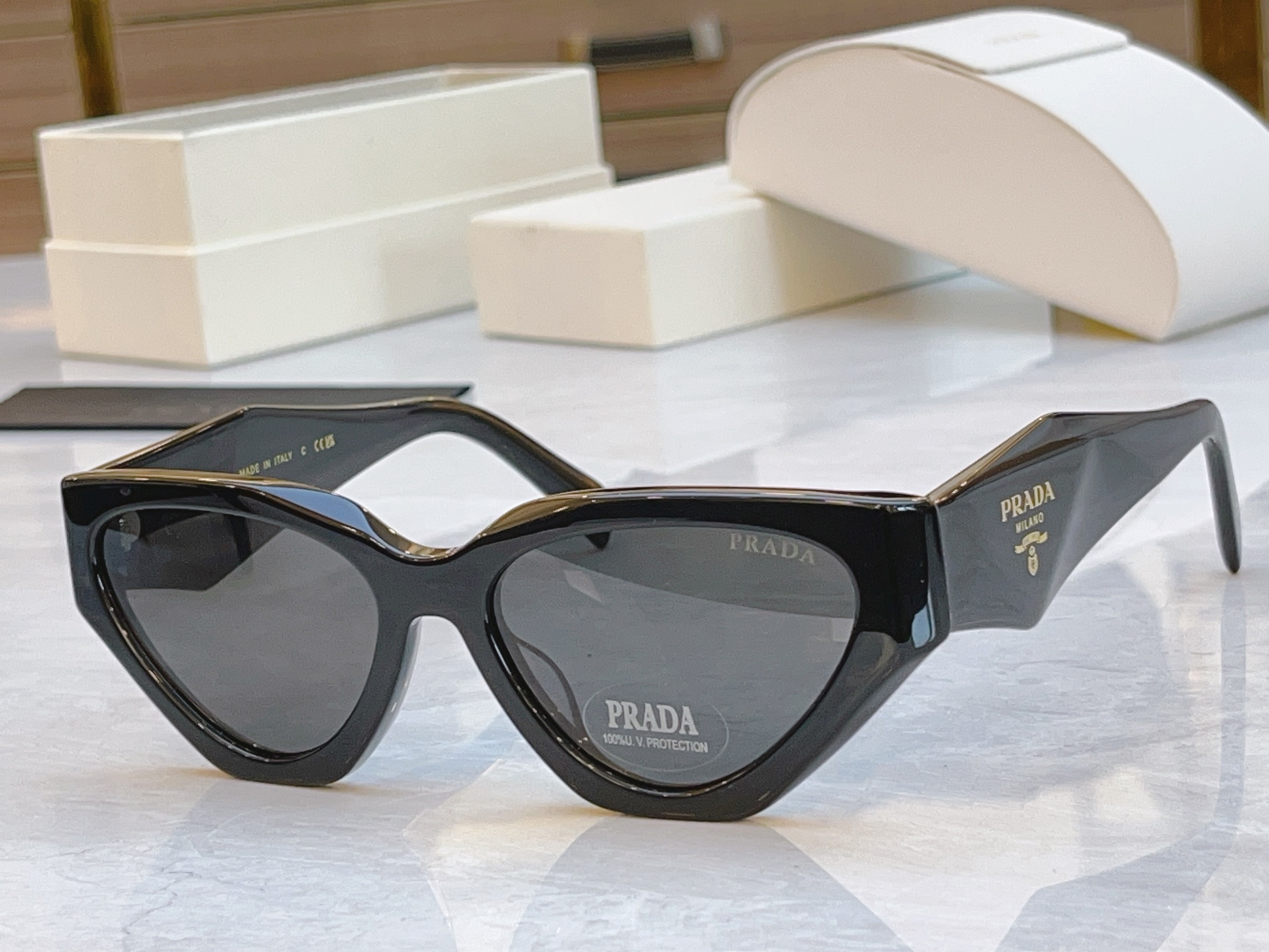 ，【PRAD*】普拉*达新款太阳镜🕶️，MODEL：PR 1753LS，SIZE：58口18-145