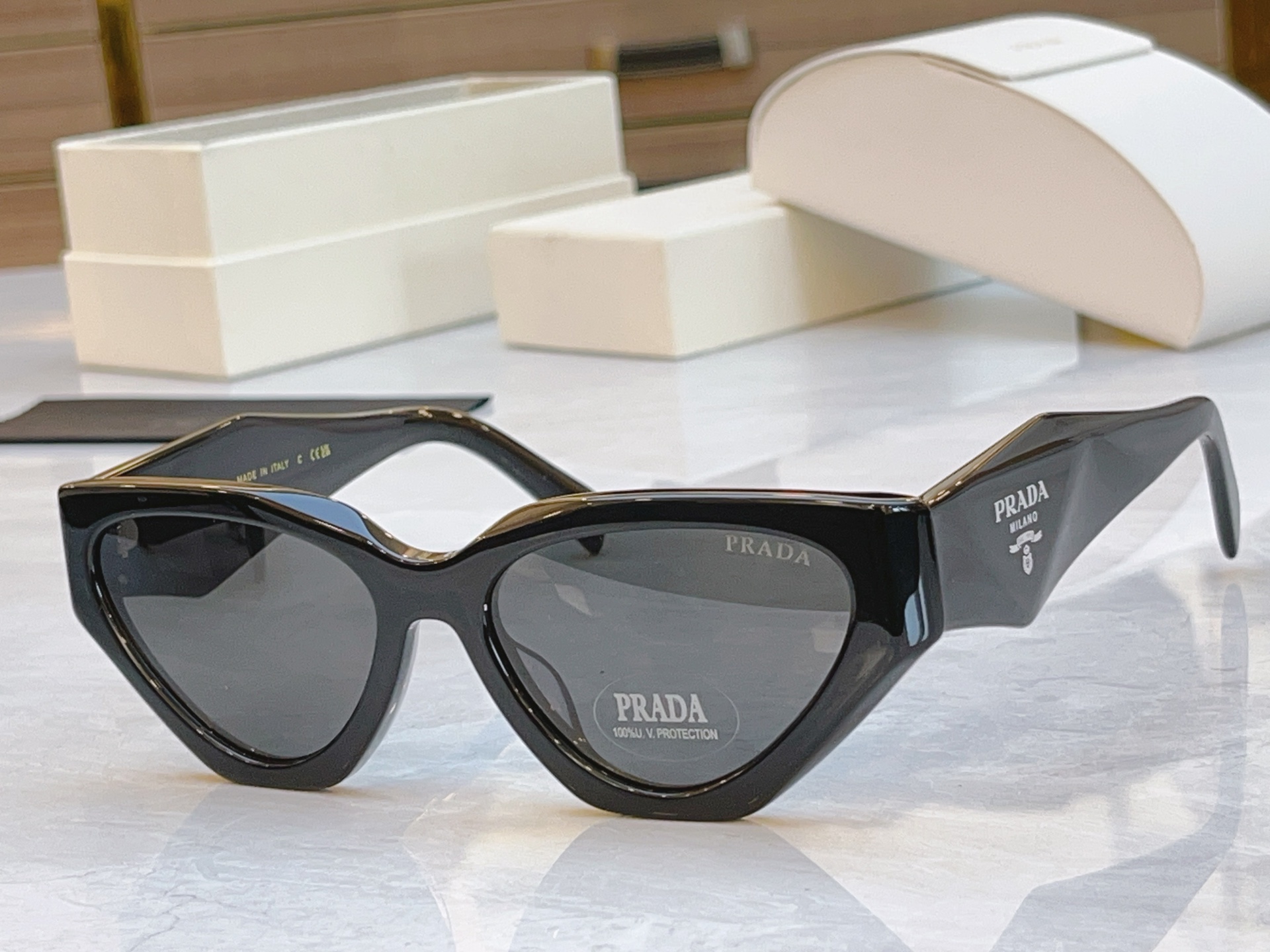 ，【PRAD*】普拉*达新款太阳镜🕶️，MODEL：PR 1753LS，SIZE：58口18-145