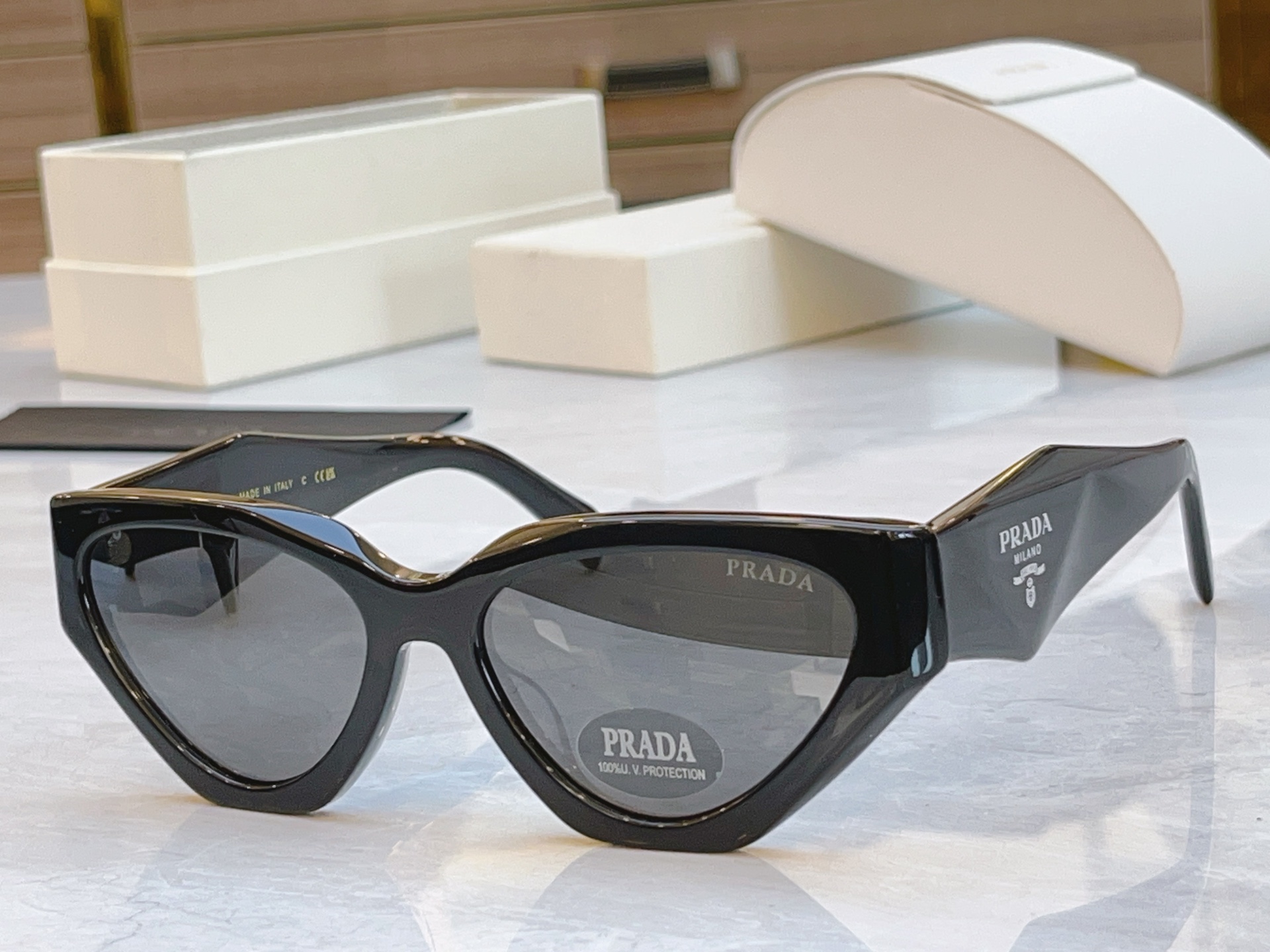 ，【PRAD*】普拉*达新款太阳镜🕶️，MODEL：PR 1753LS，SIZE：58口18-145