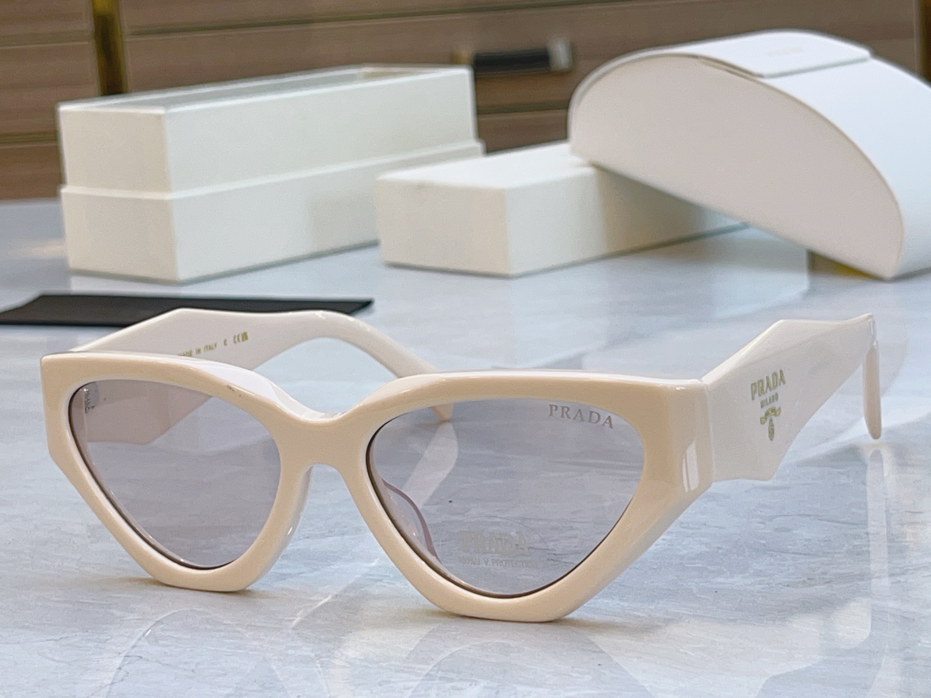 ，【PRAD*】普拉*达新款太阳镜🕶️，MODEL：PR 1753LS，SIZE：58口18-145