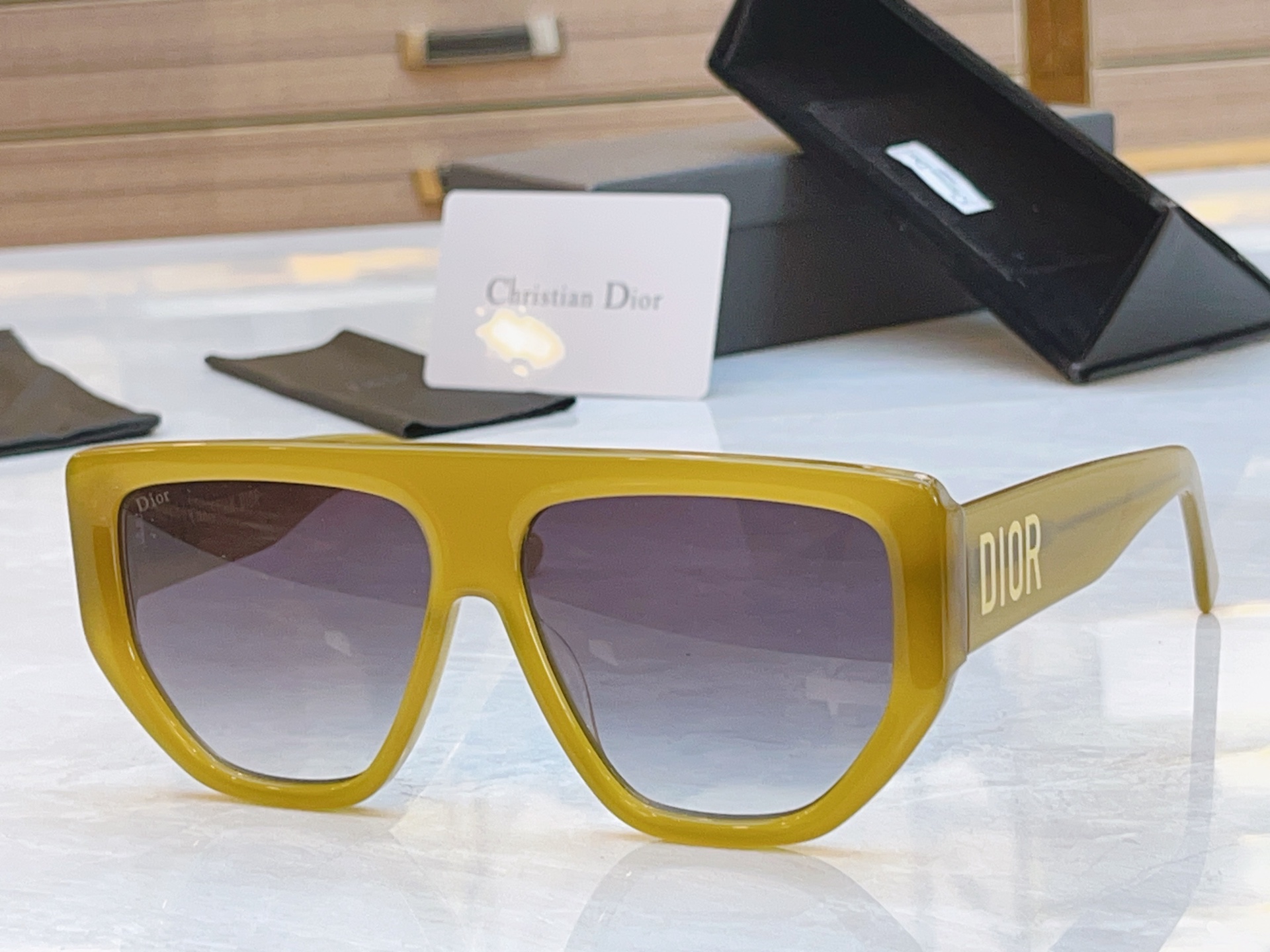 ，【DIO* 】迪*奥新款太阳镜，
MODEL：DSGTA10UCR，SIZE：60口14-142