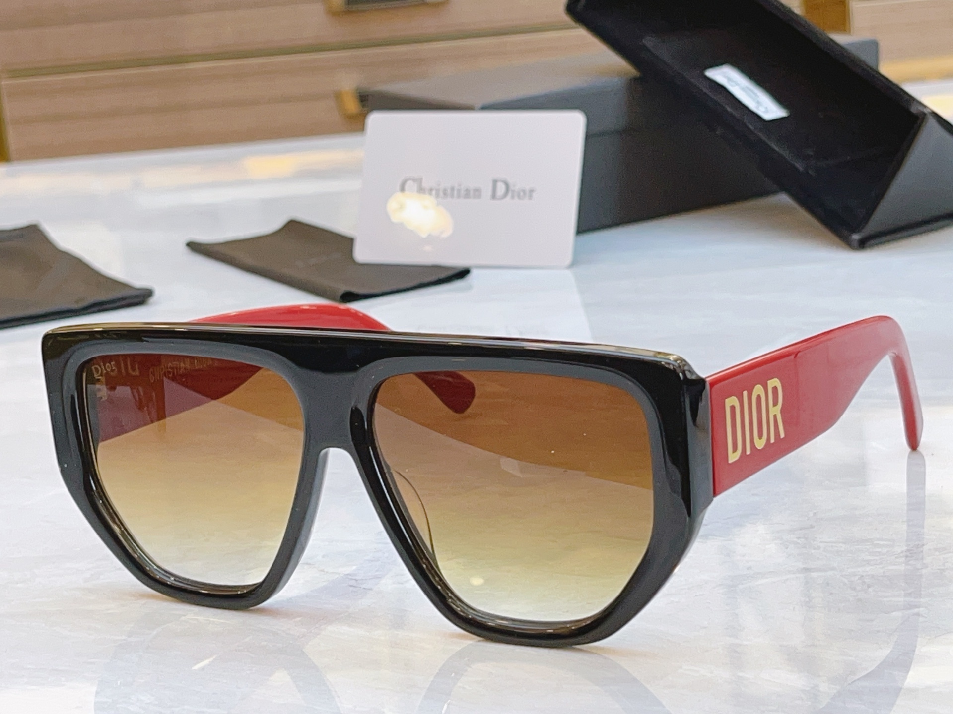 ，【DIO* 】迪*奥新款太阳镜，
MODEL：DSGTA10UCR，SIZE：60口14-142