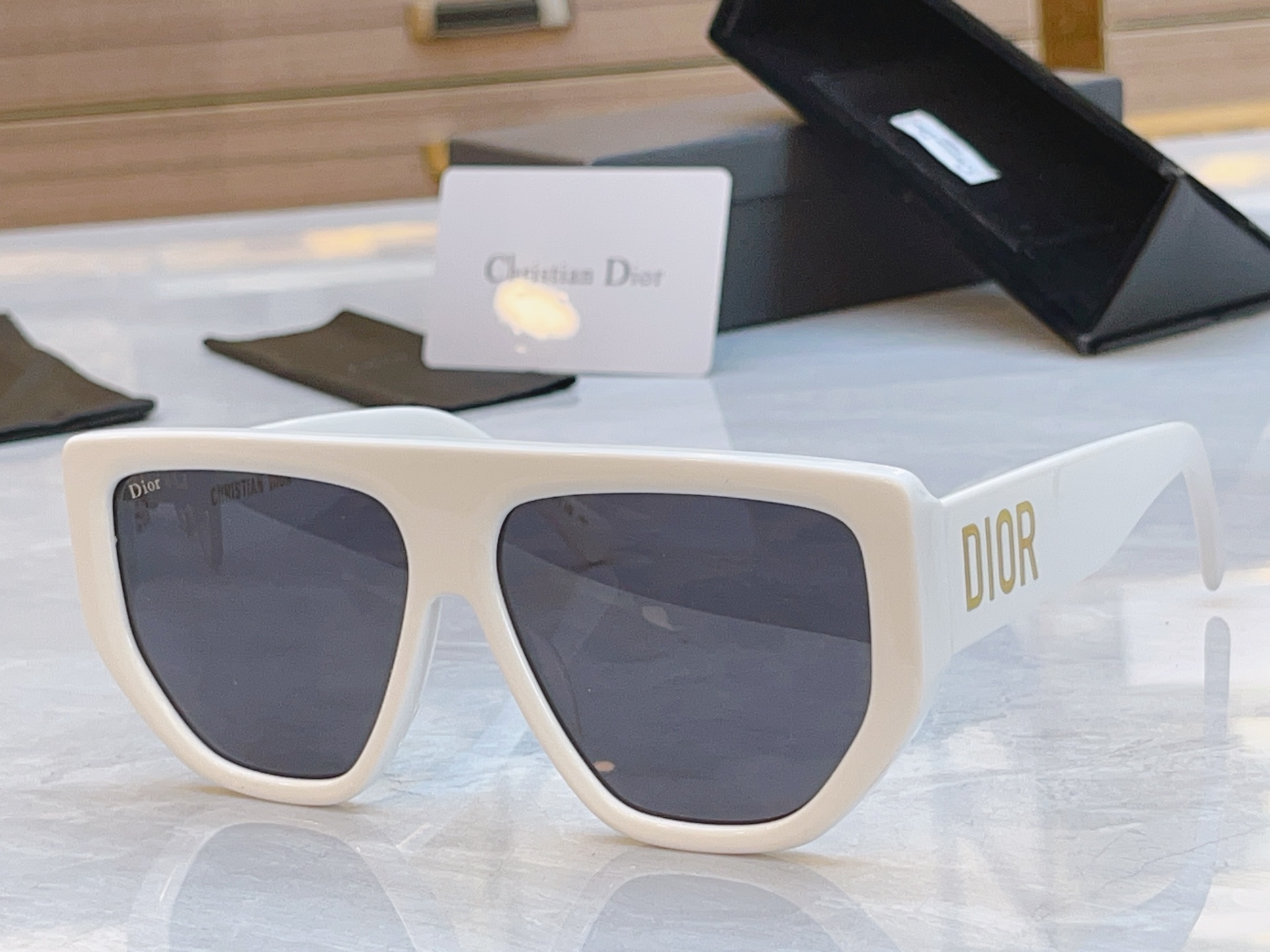 ，【DIO* 】迪*奥新款太阳镜，
MODEL：DSGTA10UCR，SIZE：60口14-142