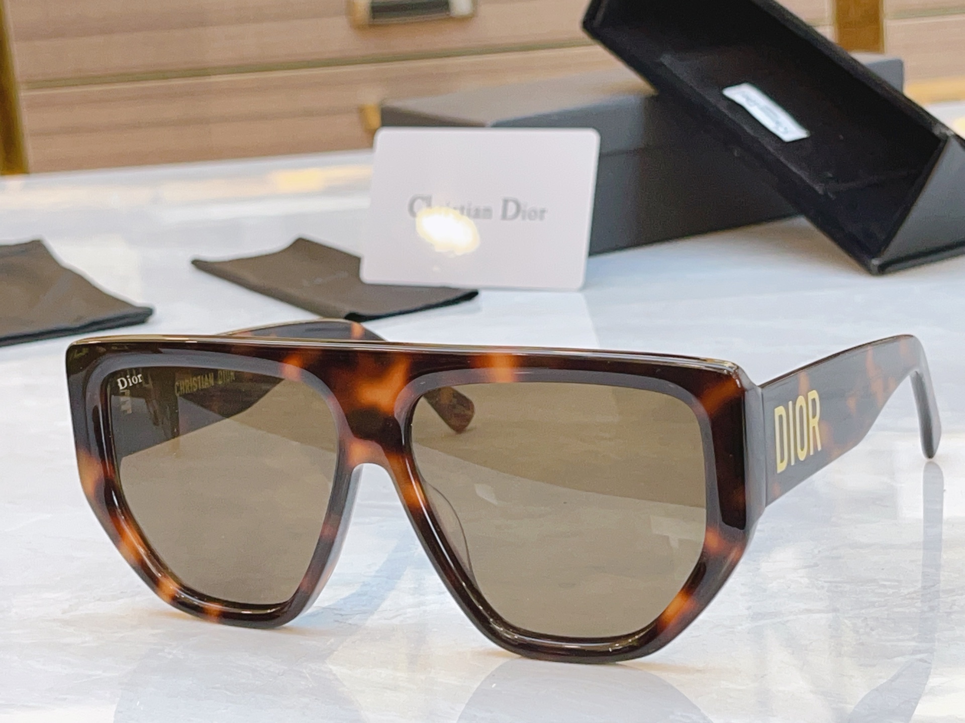 ，【DIO* 】迪*奥新款太阳镜，
MODEL：DSGTA10UCR，SIZE：60口14-142