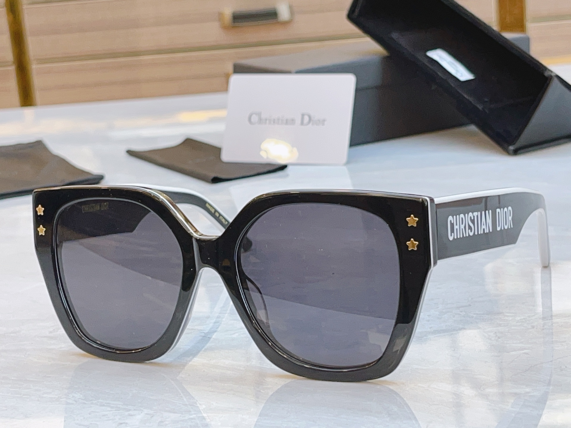 ，【DIO* 】迪*奥新款太阳镜，
MODEL：5289，SIZE：56口19-145