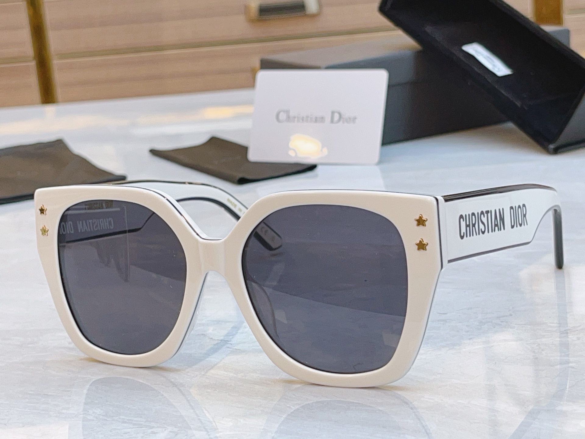 ，【DIO* 】迪*奥新款太阳镜，
MODEL：5289，SIZE：56口19-145