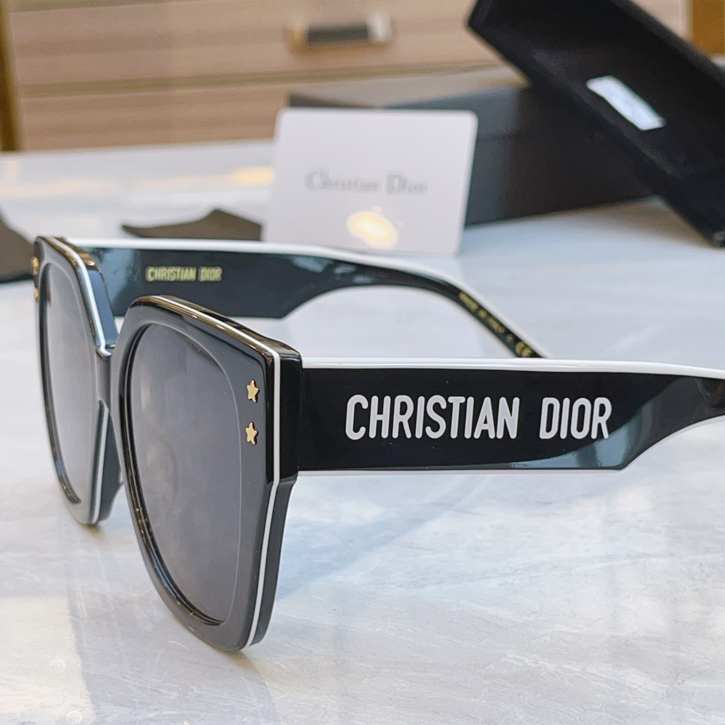 ，【DIO* 】迪*奥新款太阳镜，
MODEL：5289，SIZE：56口19-145