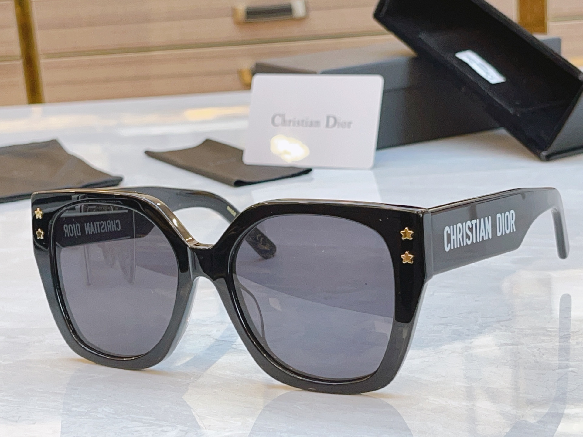 ，【DIO* 】迪*奥新款太阳镜，
MODEL：5289，SIZE：56口19-145