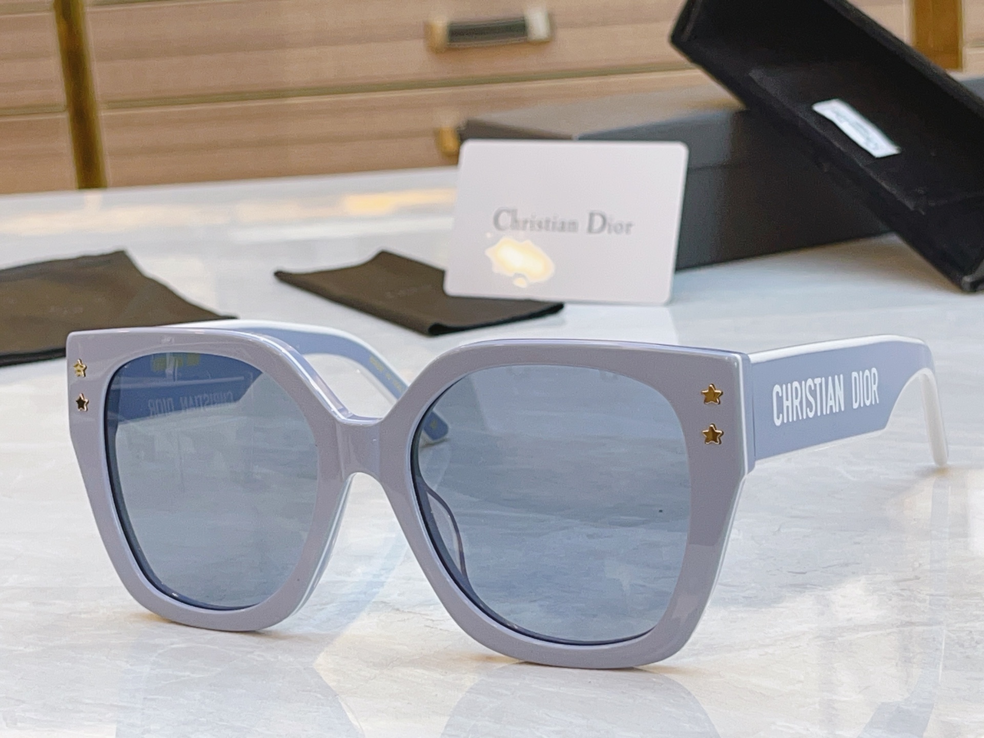 ，【DIO* 】迪*奥新款太阳镜，
MODEL：5289，SIZE：56口19-145