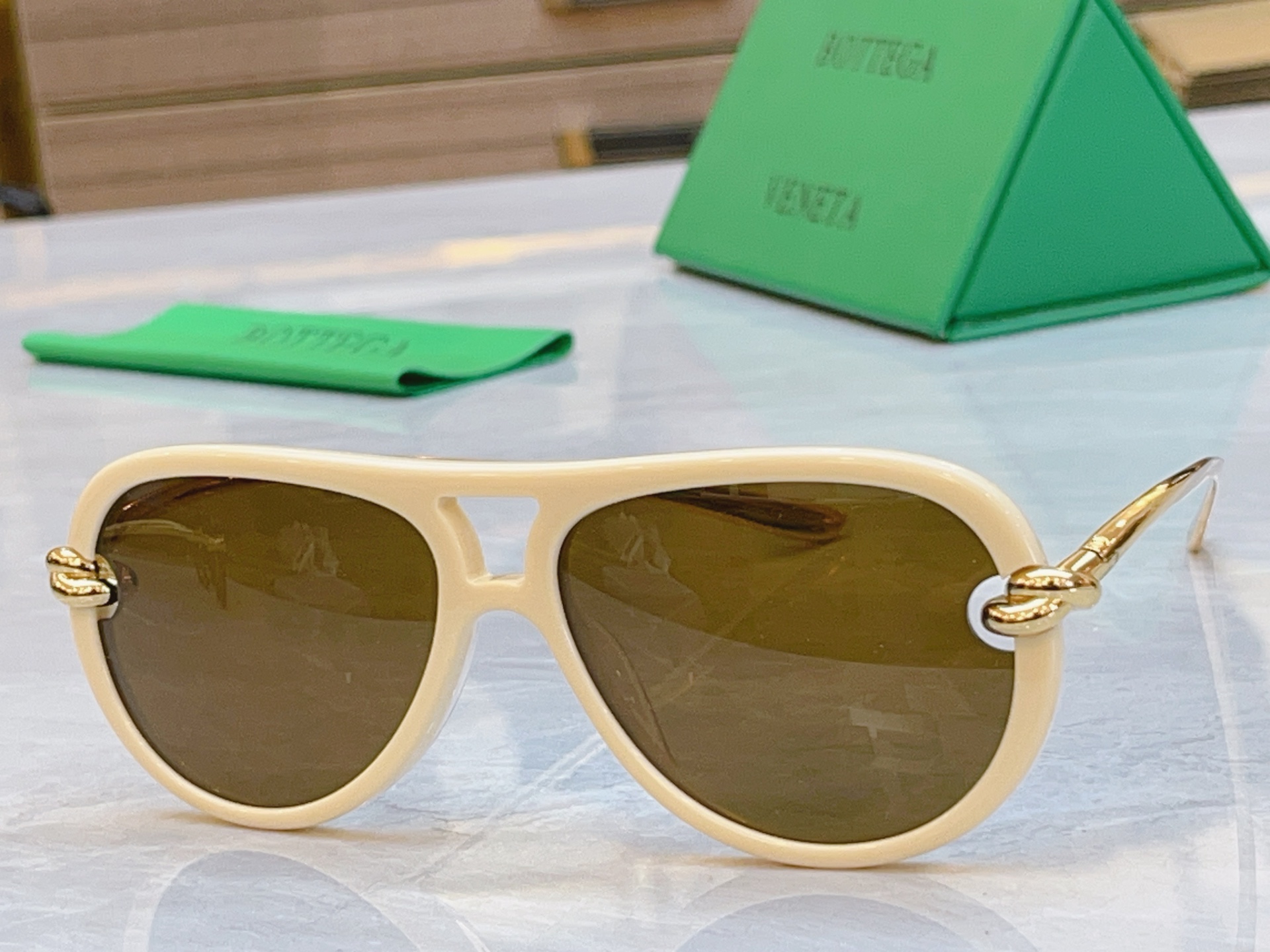 ，【BOTTEGA VENET*】宝缇*嘉新款太阳镜，MODEL：BV1418S，SIZE：58口15-