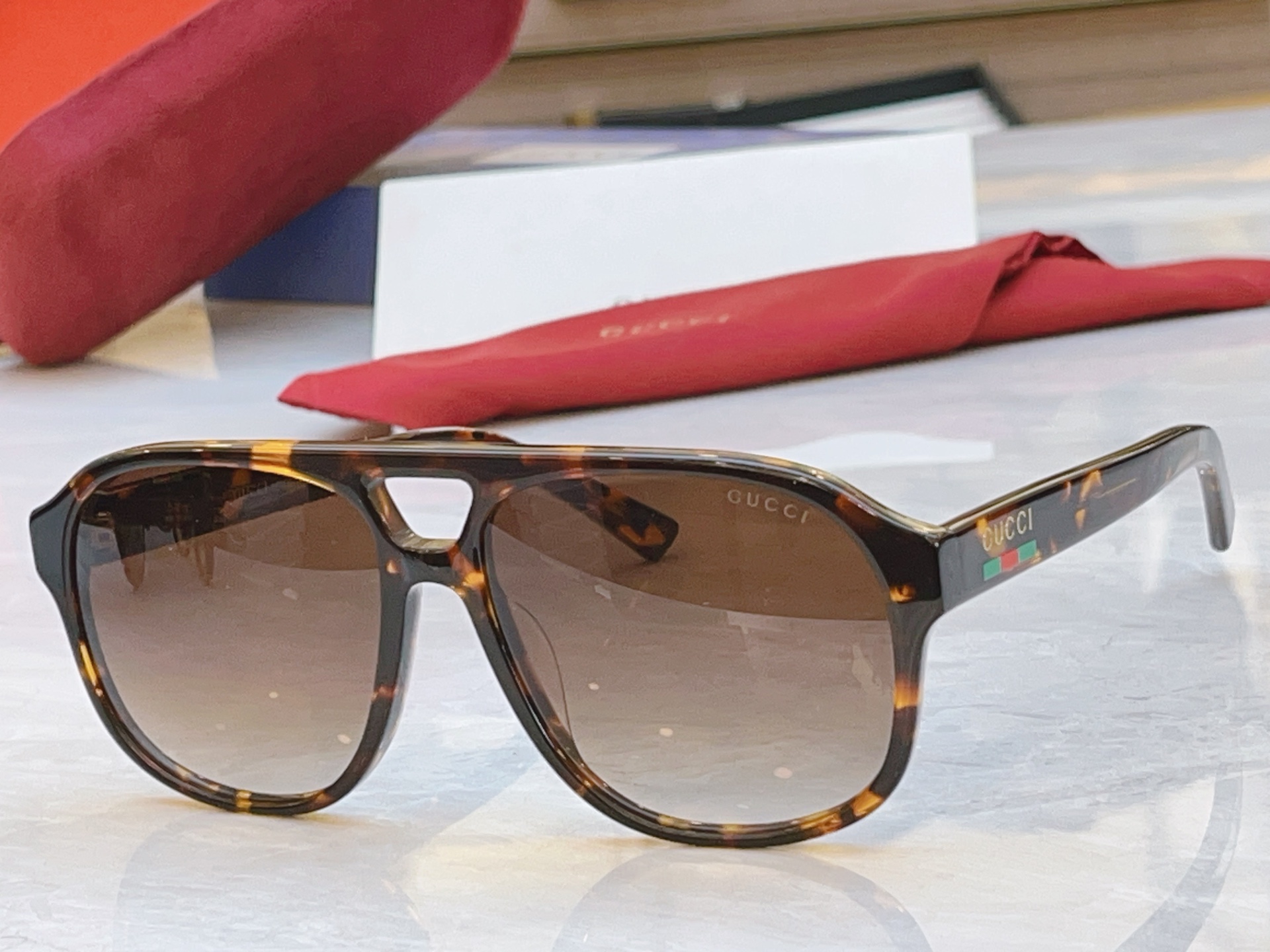 ，【GUCC*】古*驰新款太阳镜，MODEL：GG1856S，SIZE：57口15-145