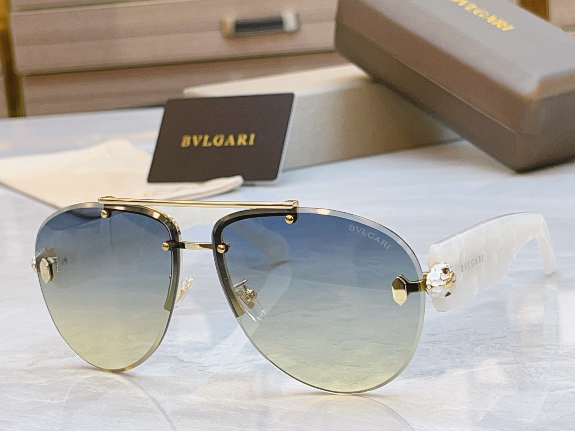 ，【BVLGA*】宝格*丽新款太阳镜，
MODEL：BV 40091U，SIZE：63口13-140