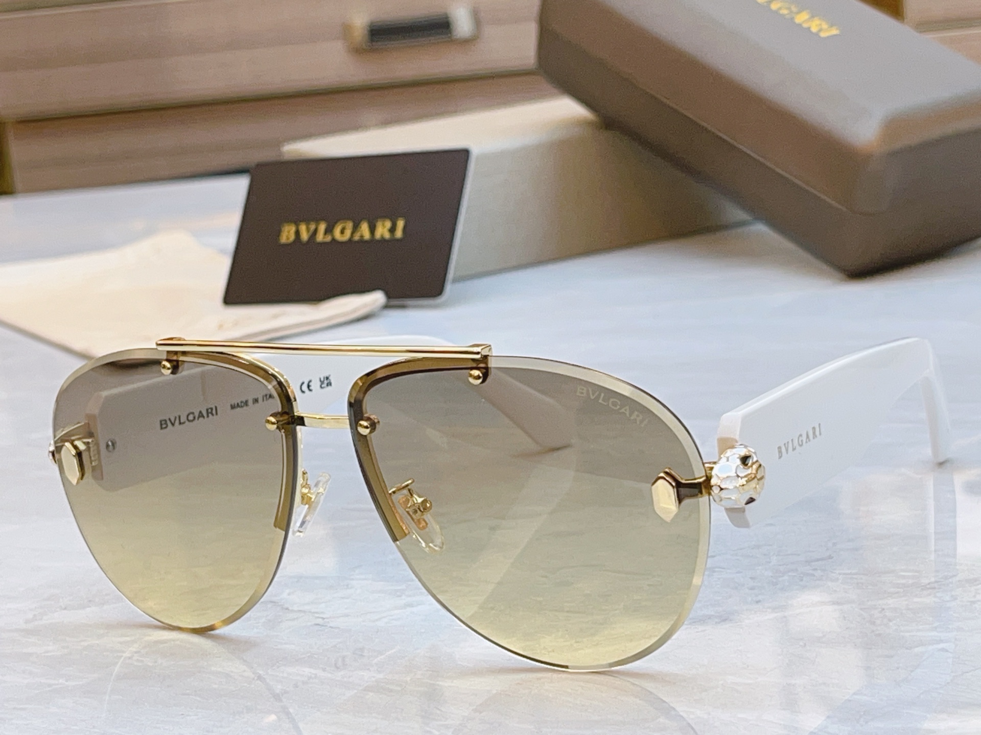 ，【BVLGA*】宝格*丽新款太阳镜，
MODEL：BV 40091U，SIZE：63口13-140