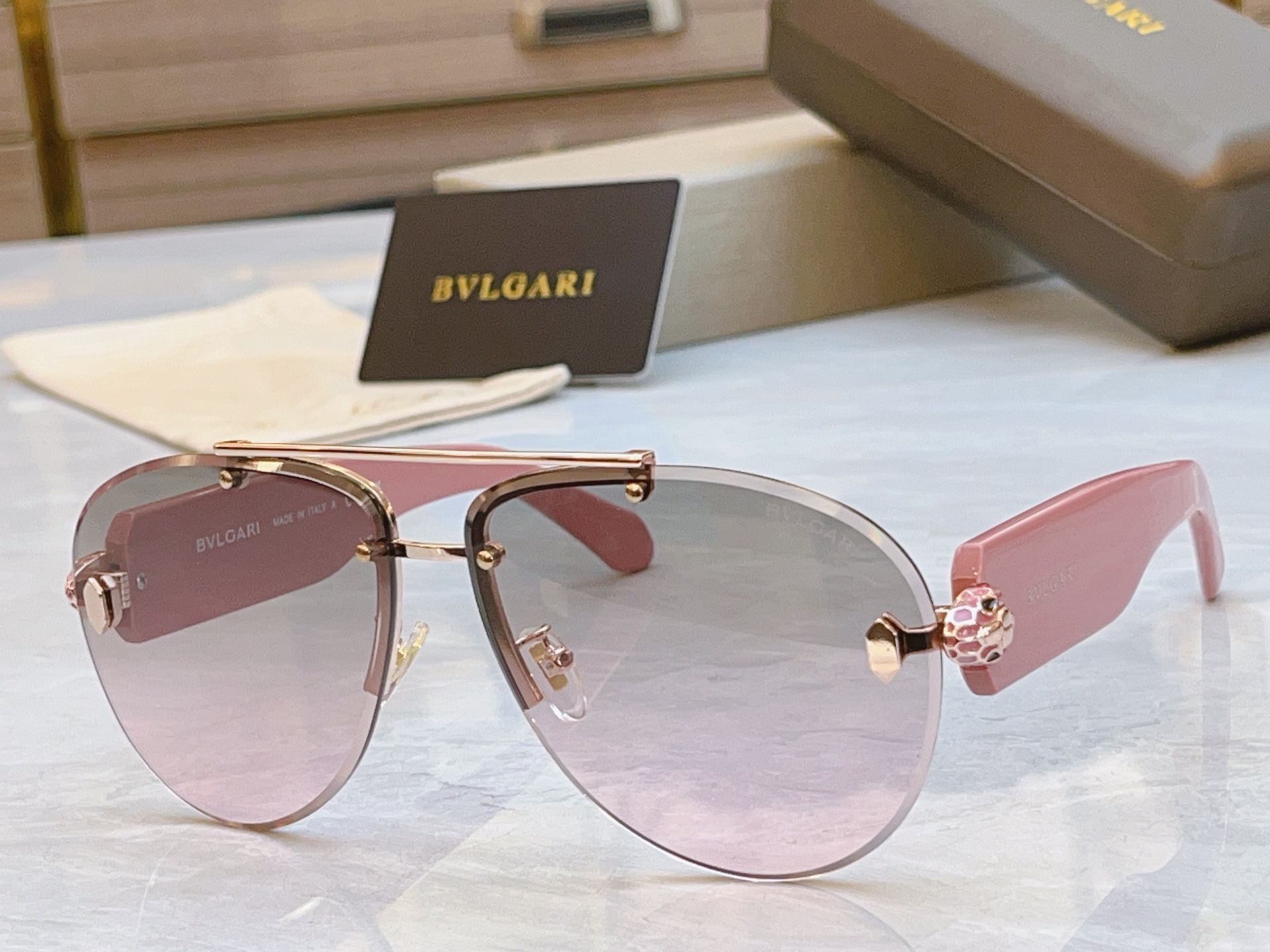 ，【BVLGA*】宝格*丽新款太阳镜，
MODEL：BV 40091U，SIZE：63口13-140