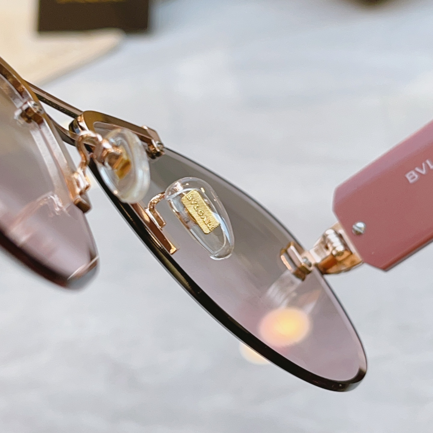 ，【BVLGA*】宝格*丽新款太阳镜，
MODEL：BV 40091U，SIZE：63口13-140