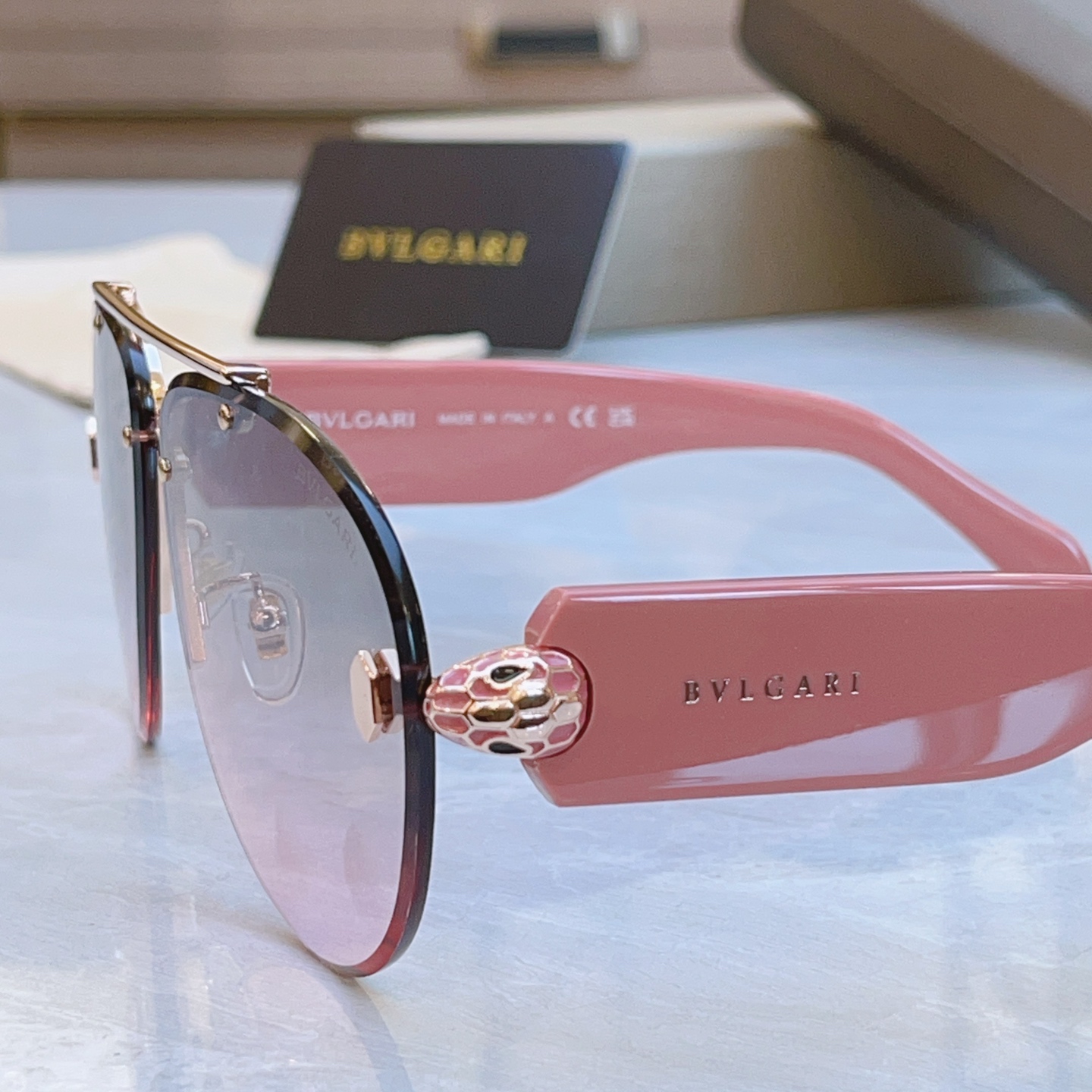 ，【BVLGA*】宝格*丽新款太阳镜，
MODEL：BV 40091U，SIZE：63口13-140