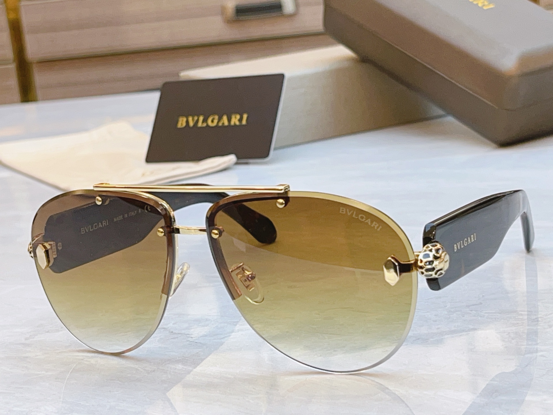 ，【BVLGA*】宝格*丽新款太阳镜，
MODEL：BV 40091U，SIZE：63口13-140