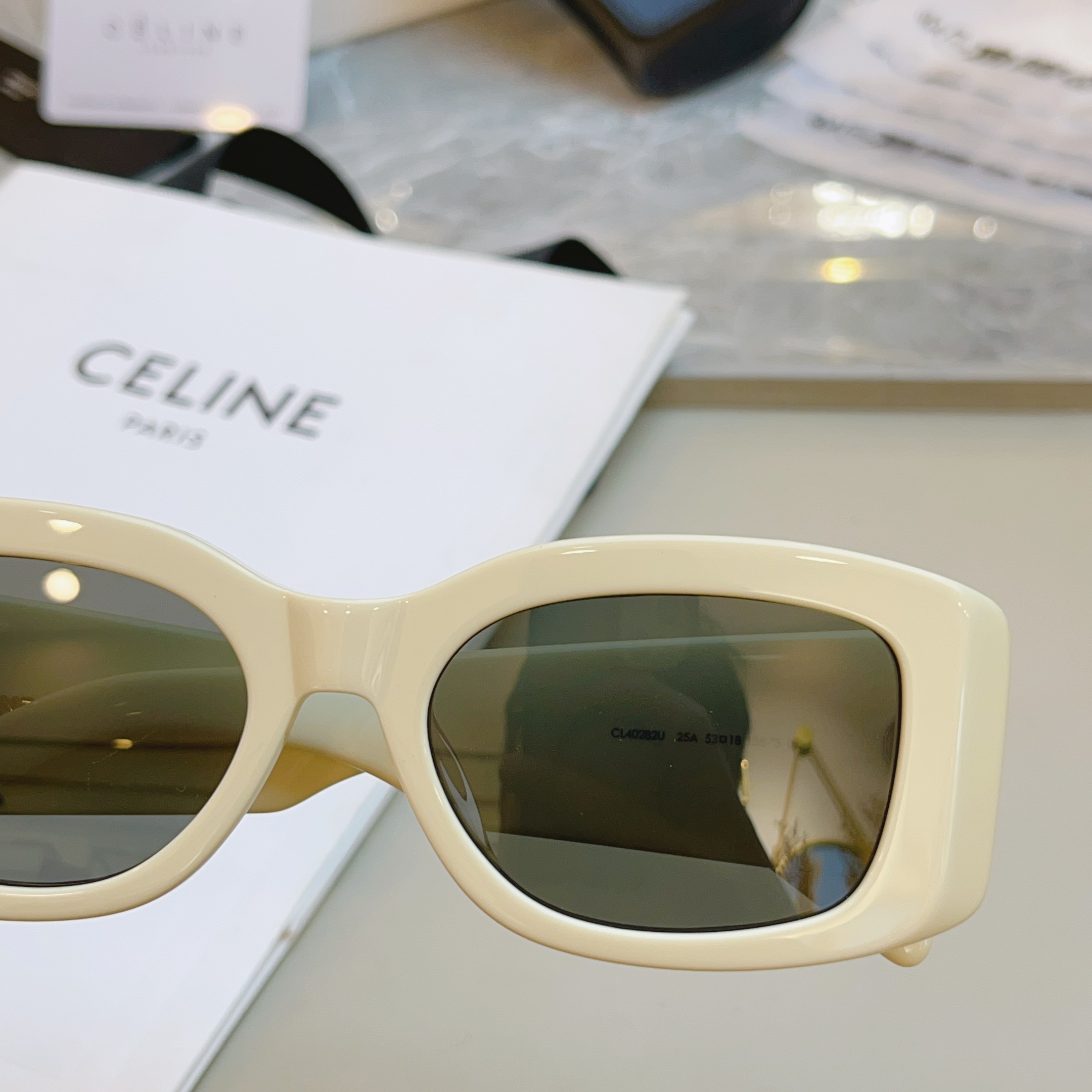 ，【CELIN*】赛*琳新款太阳镜， 原单高品质，MODELCL40282U ，SIZE 53口18-1