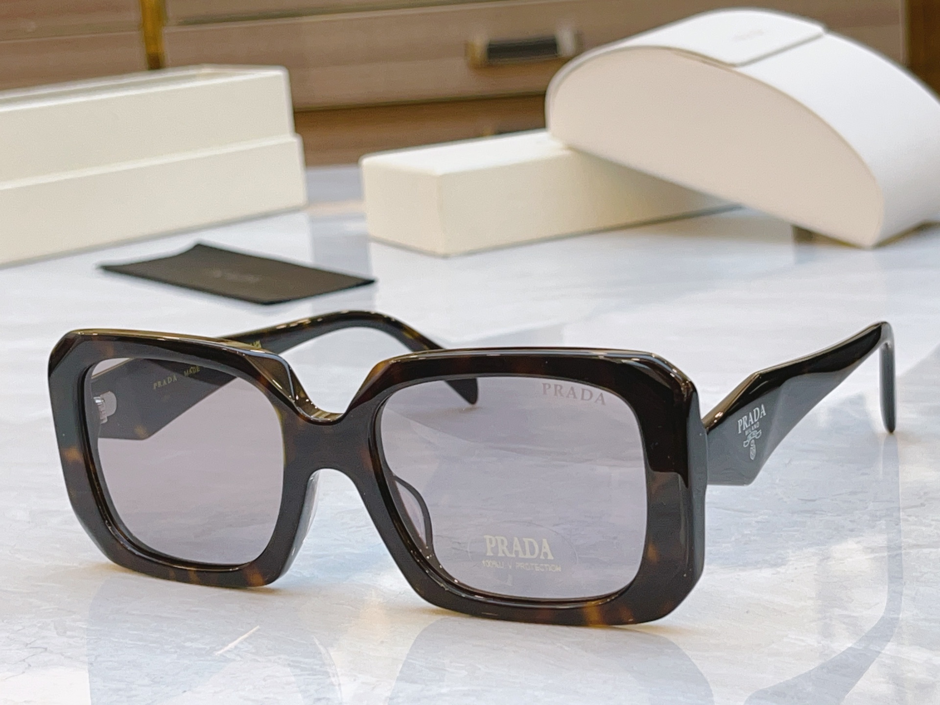 ，【PRAD*】普拉*达新款太阳镜🕶️，MODEL：PR 1755LS，SIZE：55口20-145