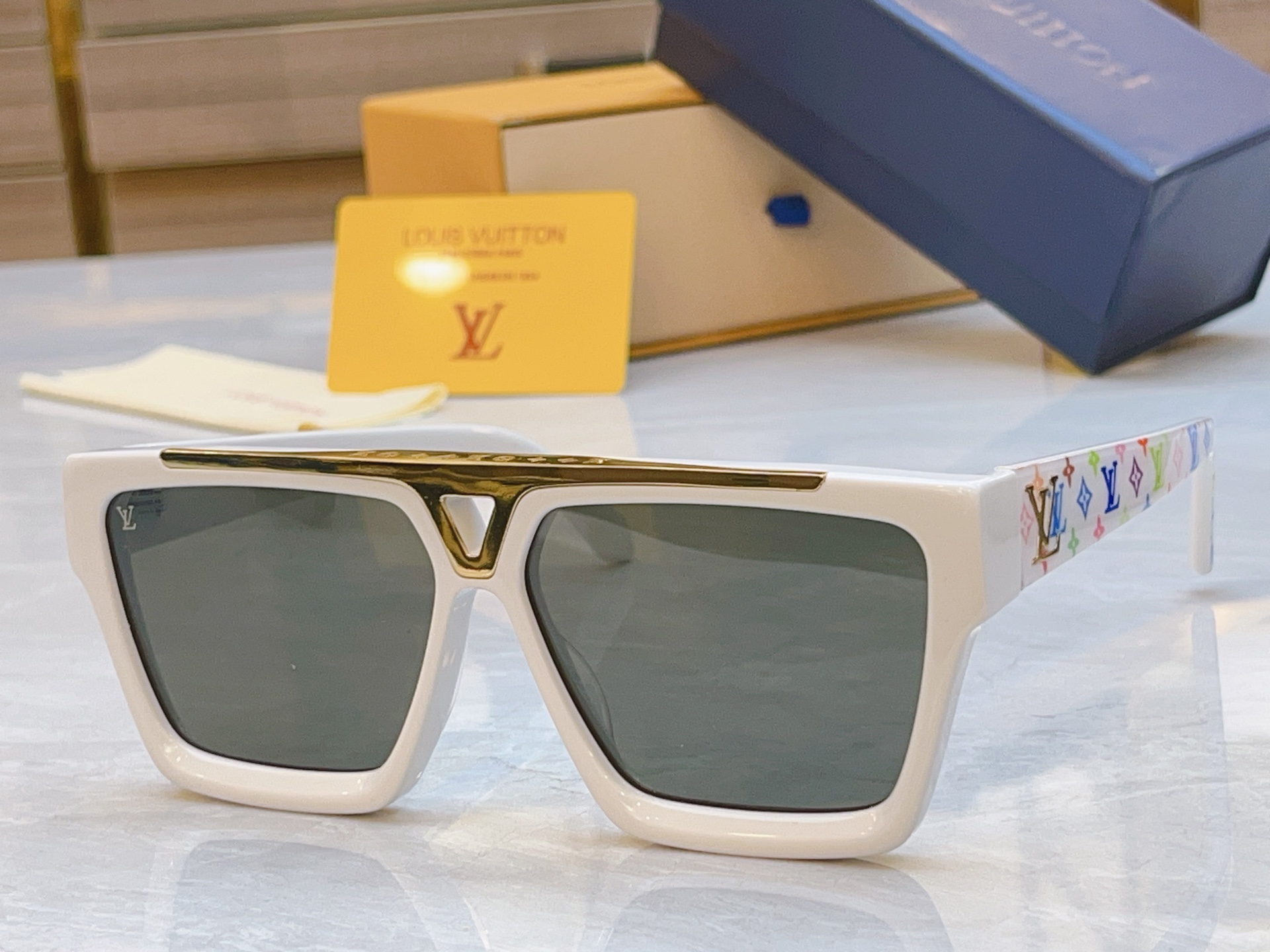 ，【LOUIS VUITTO*】路易*威登新款太阳镜，MODEL：Z1502E，SIZE：61口13-1