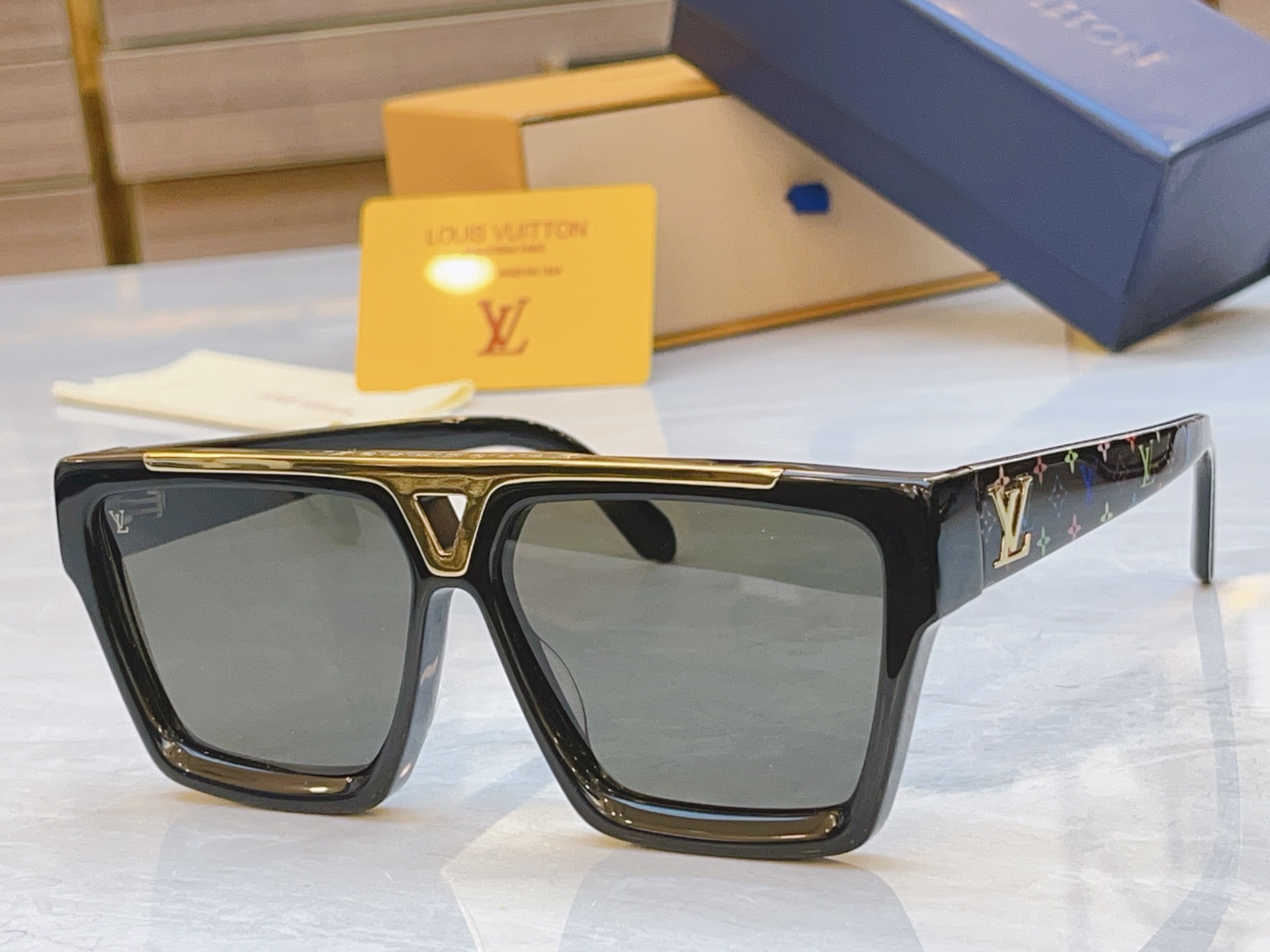 ，【LOUIS VUITTO*】路易*威登新款太阳镜，MODEL：Z1502E，SIZE：61口13-1