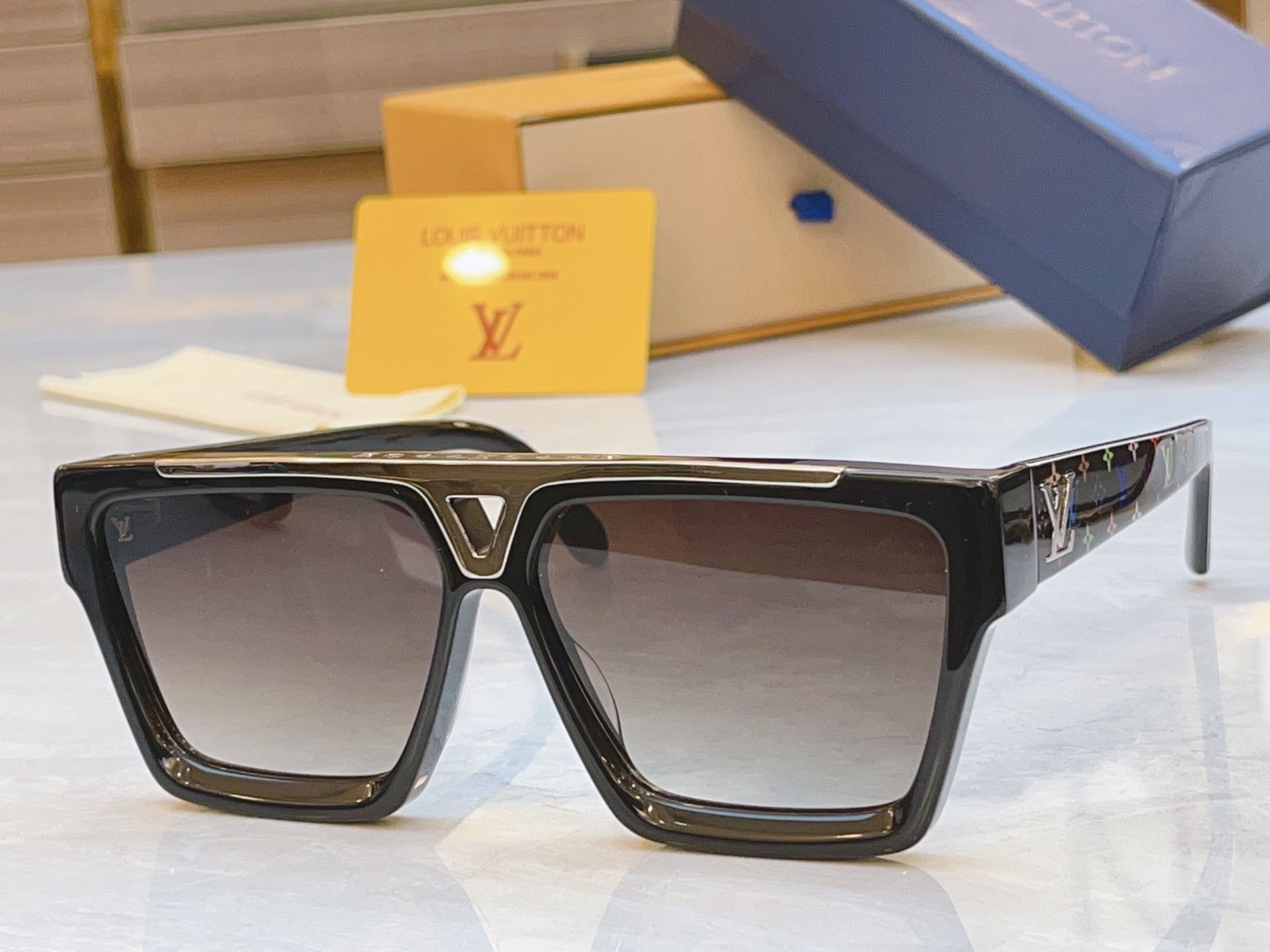 ，【LOUIS VUITTO*】路易*威登新款太阳镜，MODEL：Z1502E，SIZE：61口13-1