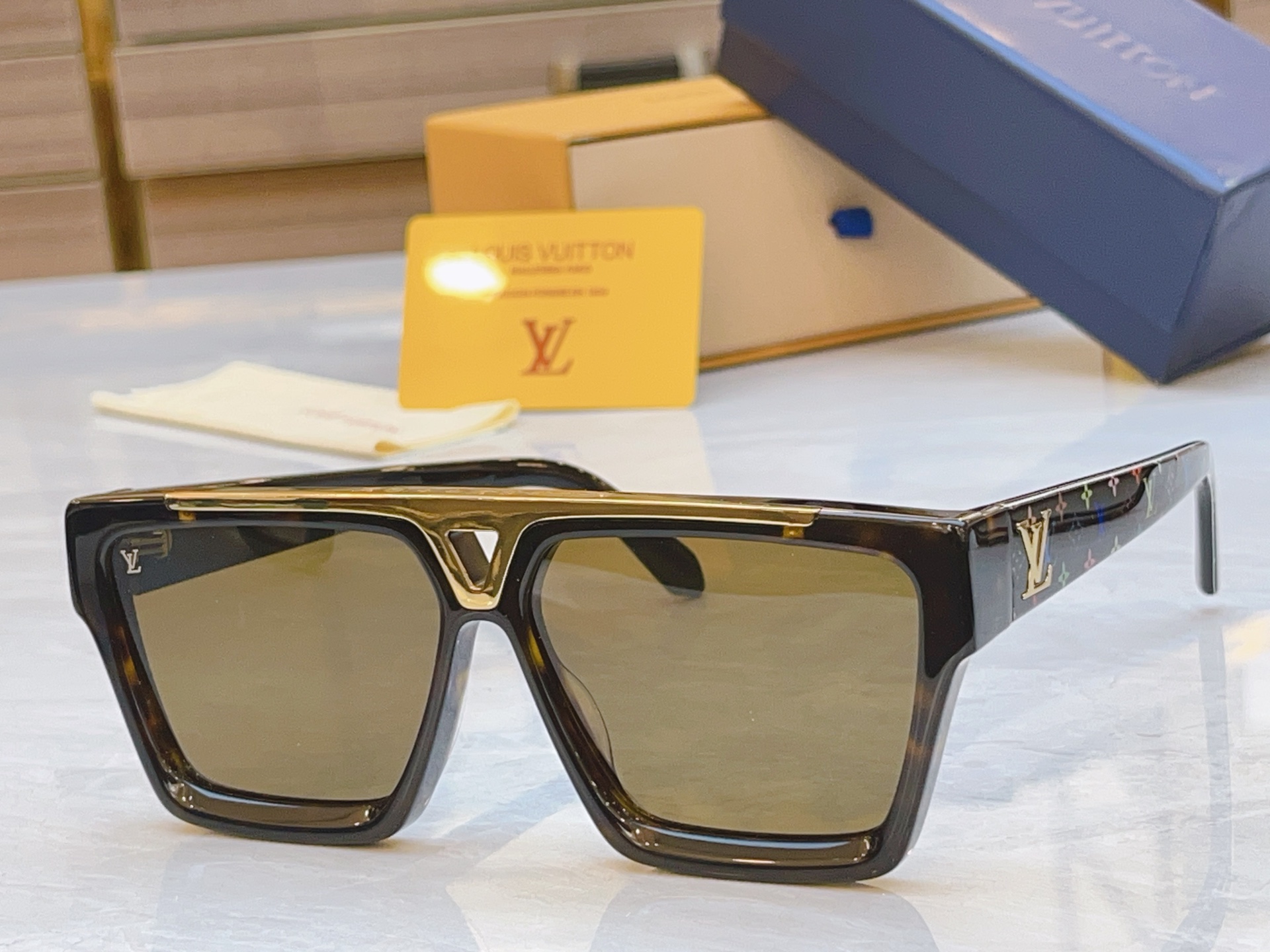 ，【LOUIS VUITTO*】路易*威登新款太阳镜，MODEL：Z1502E，SIZE：61口13-1