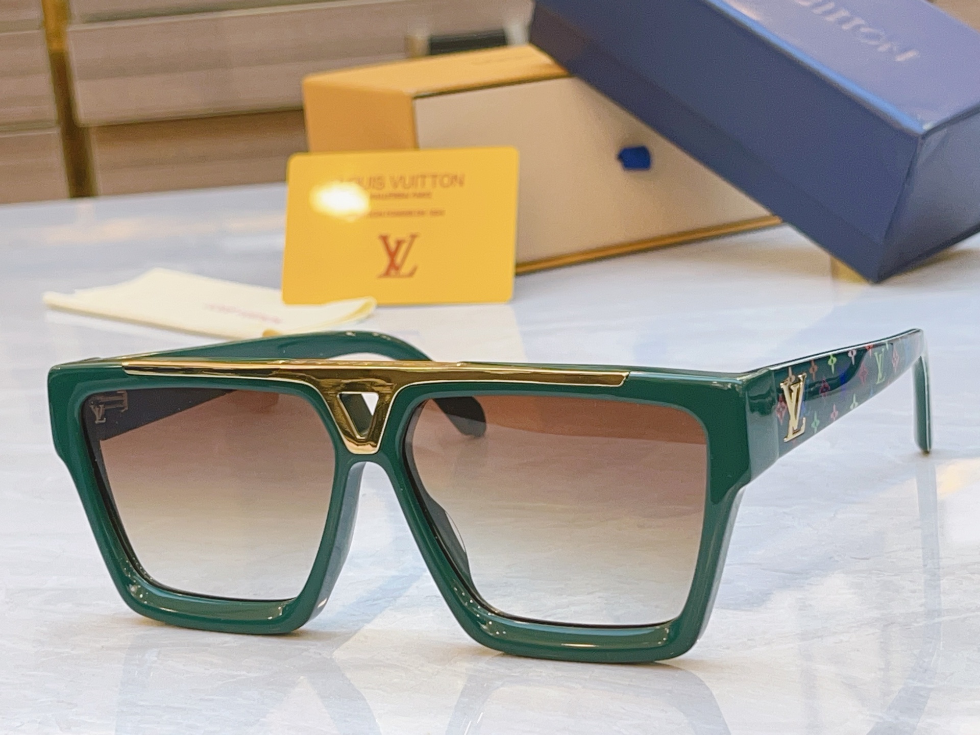 ，【LOUIS VUITTO*】路易*威登新款太阳镜，MODEL：Z1502E，SIZE：61口13-1