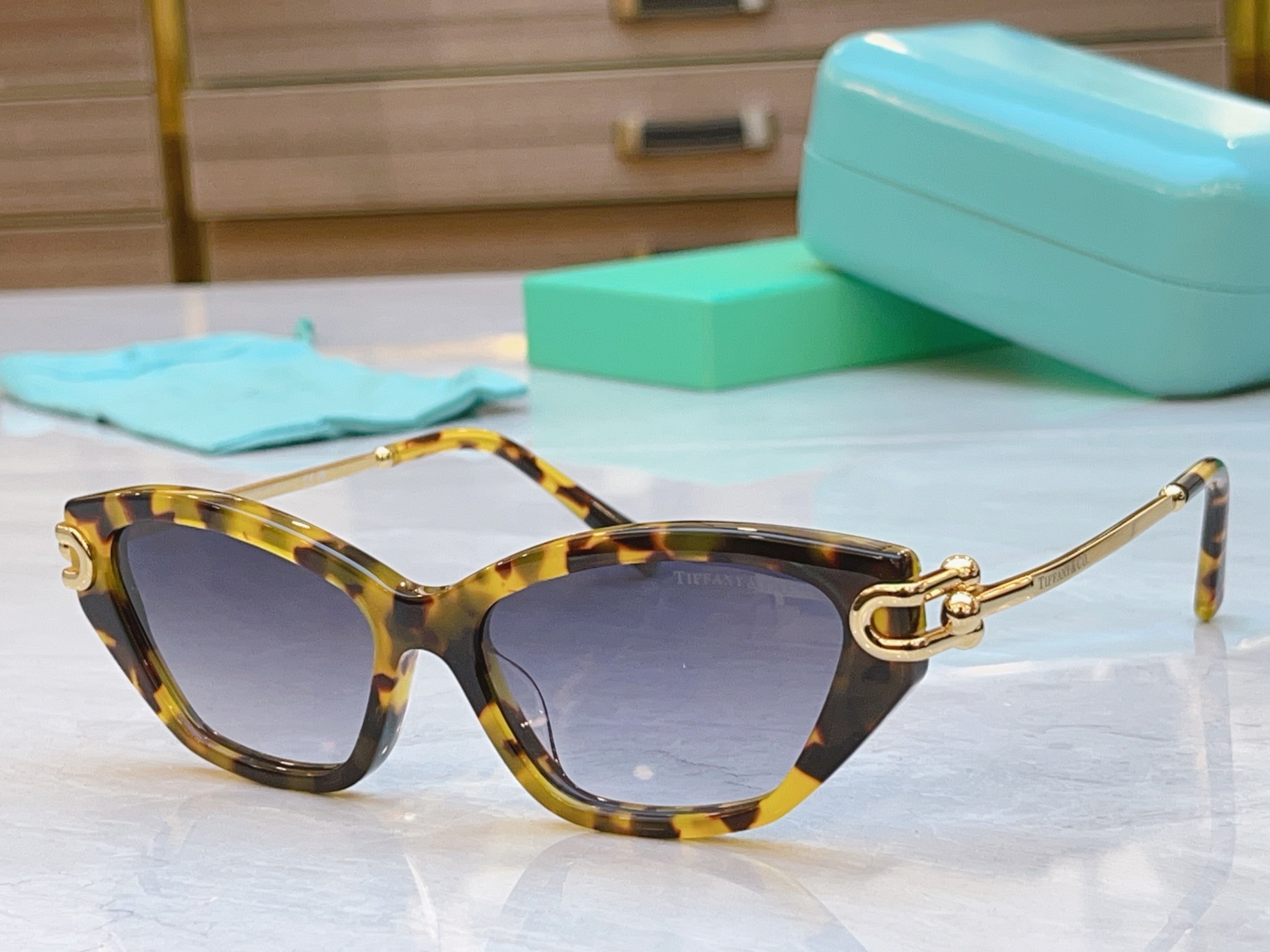 ，【Tiffany & Co.】蒂芙*尼新款太阳镜，Mod：TF4231U，Size：57口17-140