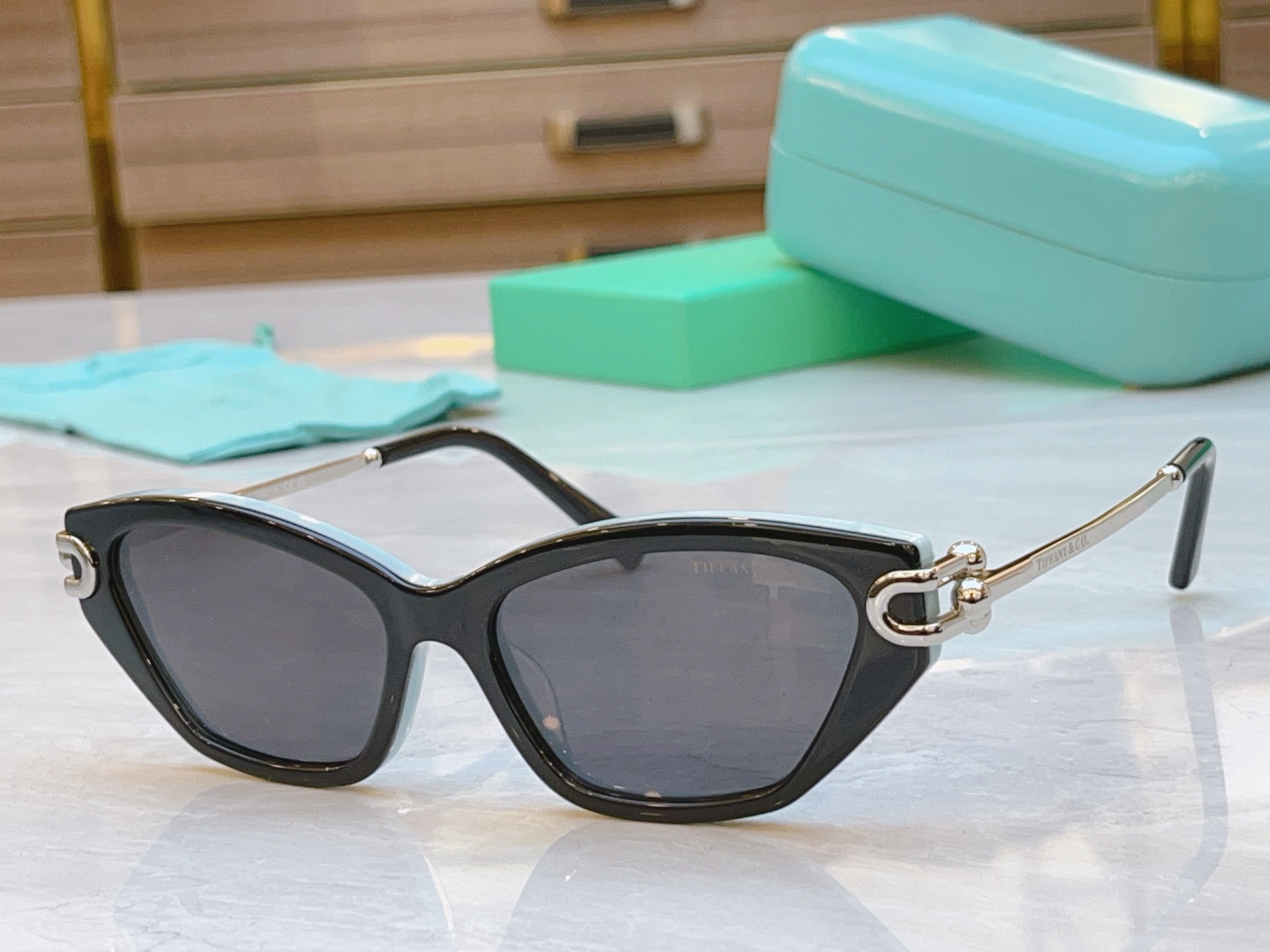 ，【Tiffany & Co.】蒂芙*尼新款太阳镜，Mod：TF4231U，Size：57口17-140