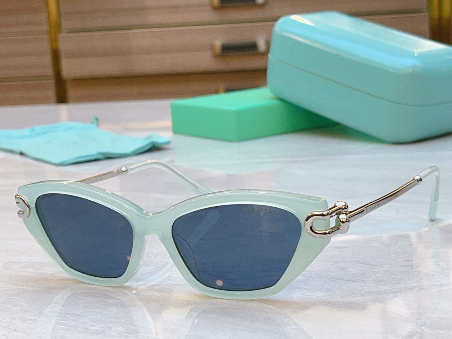 ，【Tiffany & Co.】蒂芙*尼新款太阳镜，Mod：TF4231U，Size：57口17-140