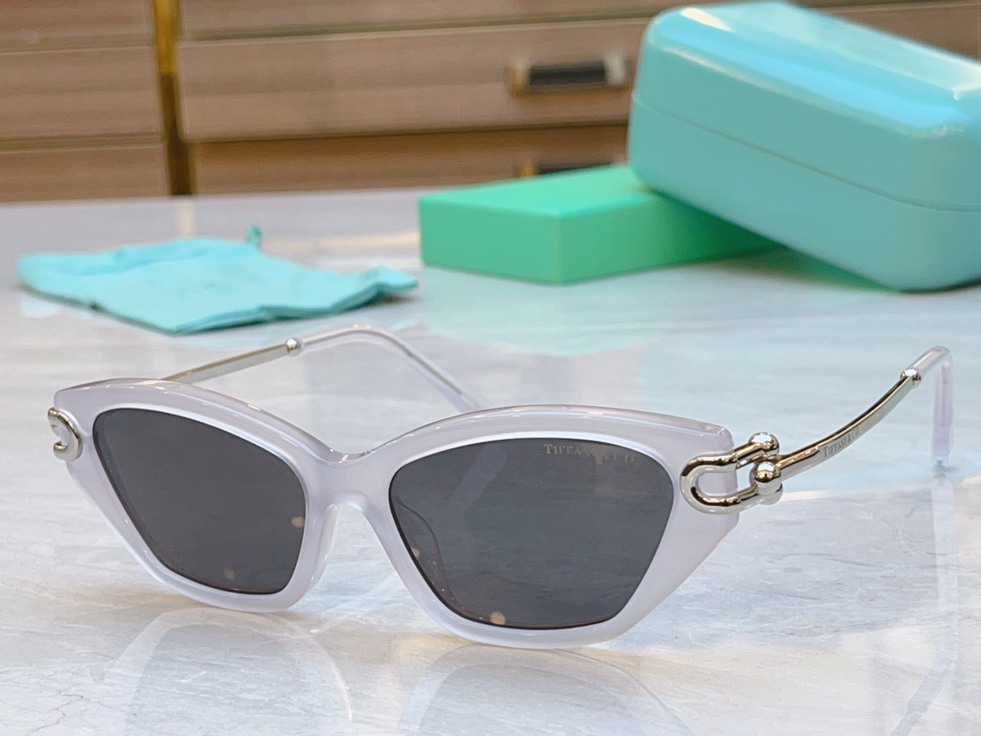 ，【Tiffany & Co.】蒂芙*尼新款太阳镜，Mod：TF4231U，Size：57口17-140