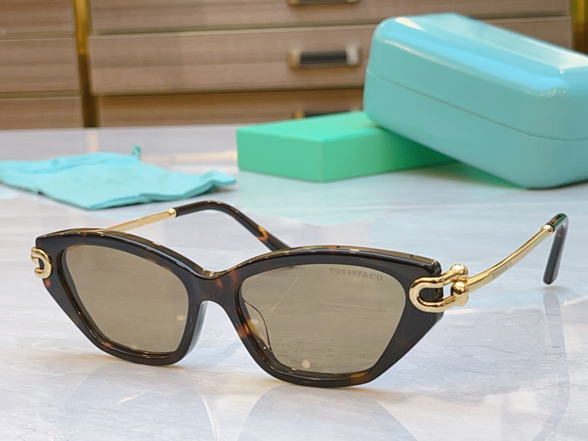 ，【Tiffany & Co.】蒂芙*尼新款太阳镜，Mod：TF4231U，Size：57口17-140