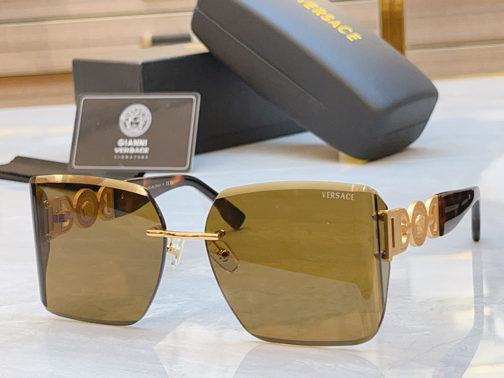 ，【VERSAC*】范思*哲新款太阳镜，
MODEL：VE6777，SIZE：62口16-135