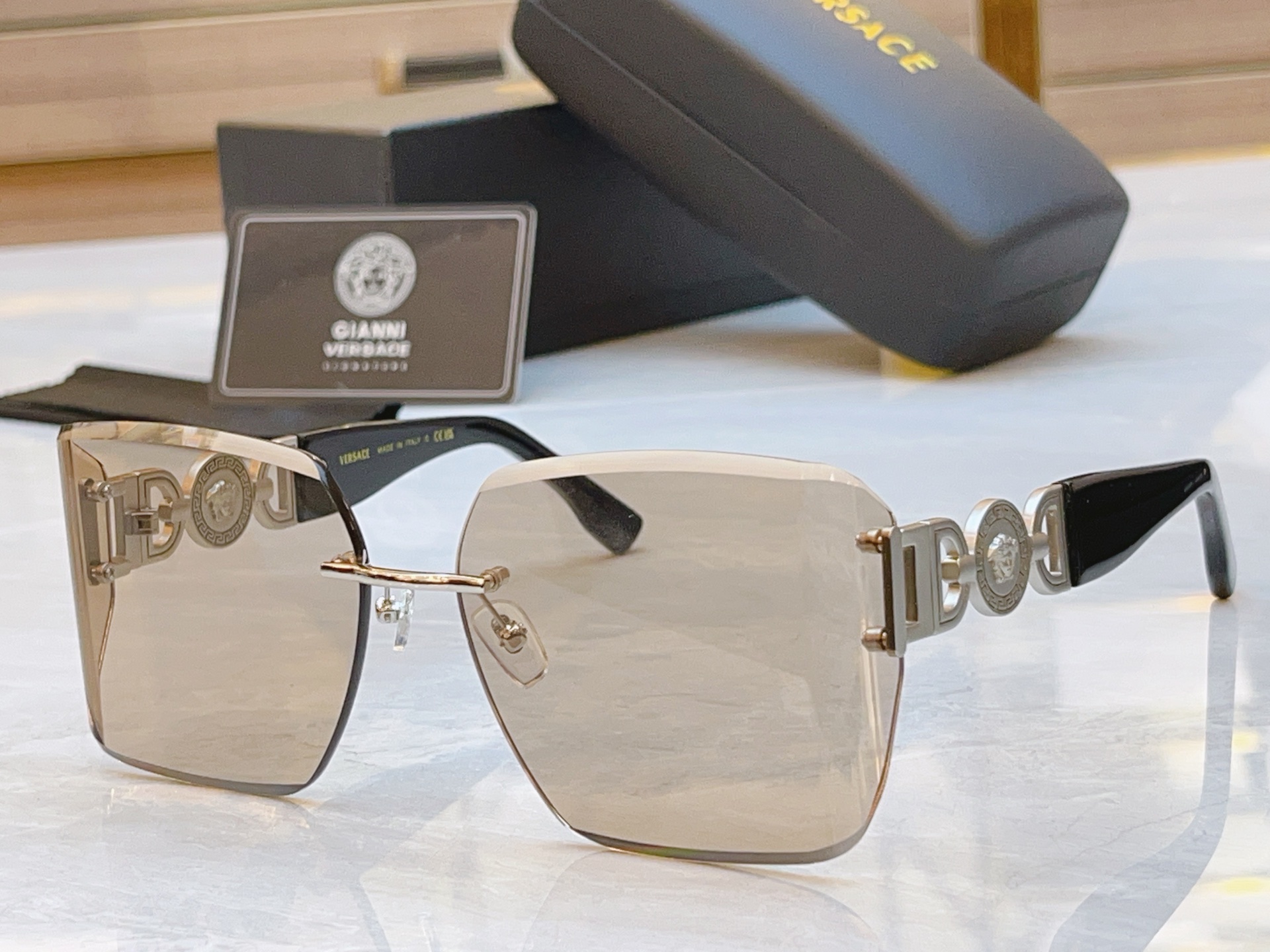 ，【VERSAC*】范思*哲新款太阳镜，
MODEL：VE6777，SIZE：62口16-135