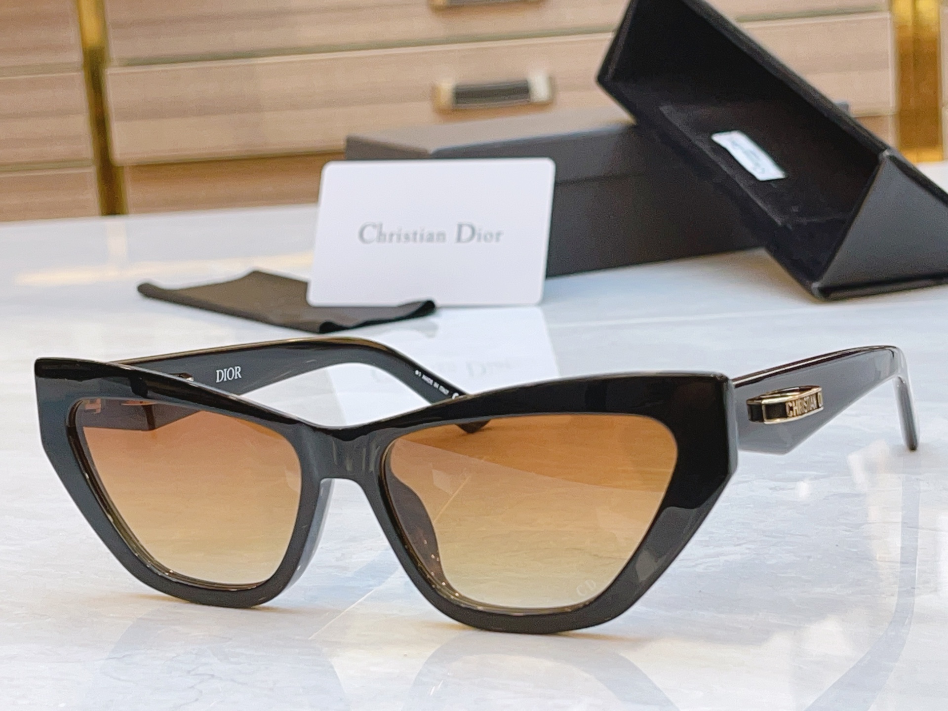 ，【DIO* 】迪*奥新款太阳镜，
MODEL：CDior B6I，SIZE：56口16-145