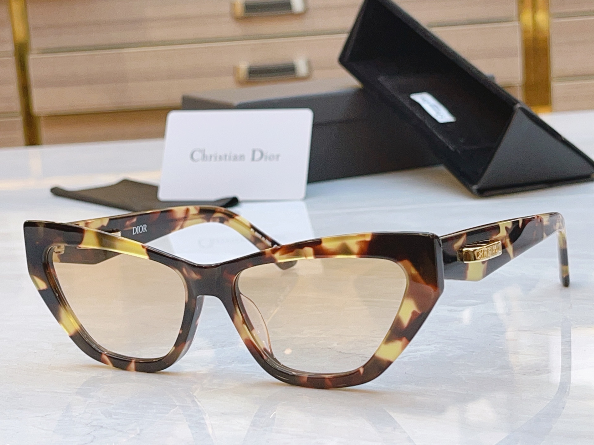 ，【DIO* 】迪*奥新款太阳镜，
MODEL：CDior B6I，SIZE：56口16-145