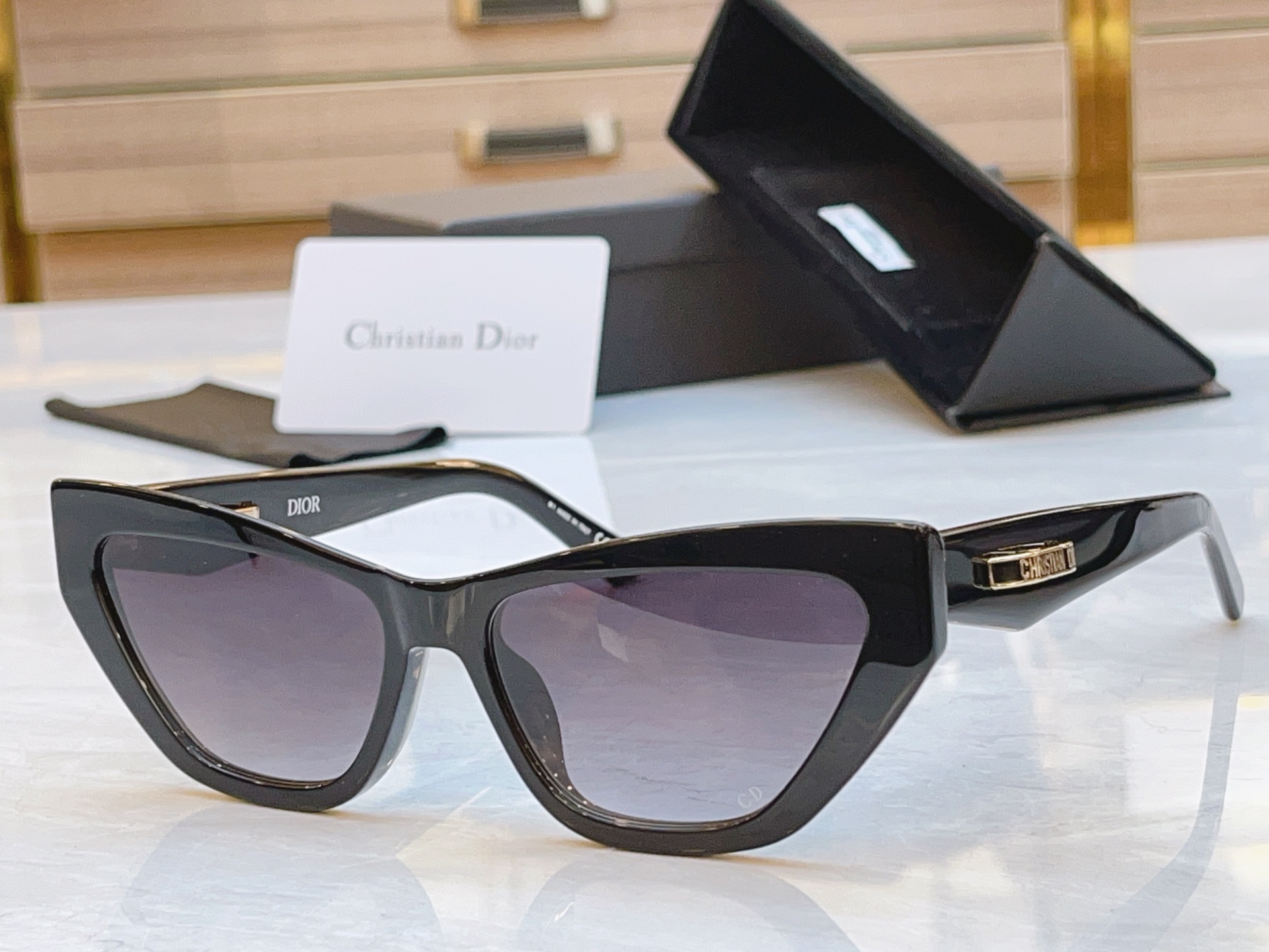 ，【DIO* 】迪*奥新款太阳镜，
MODEL：CDior B6I，SIZE：56口16-145