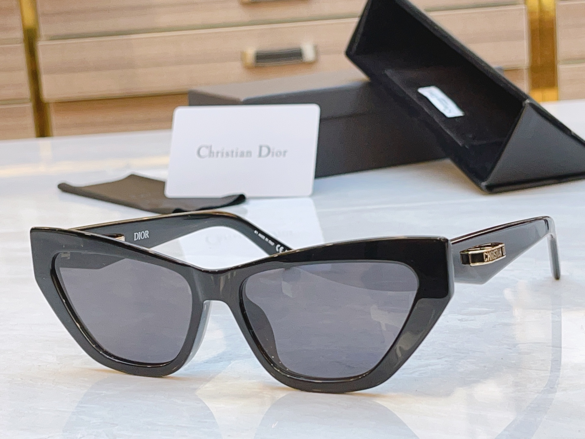 ，【DIO* 】迪*奥新款太阳镜，
MODEL：CDior B6I，SIZE：56口16-145