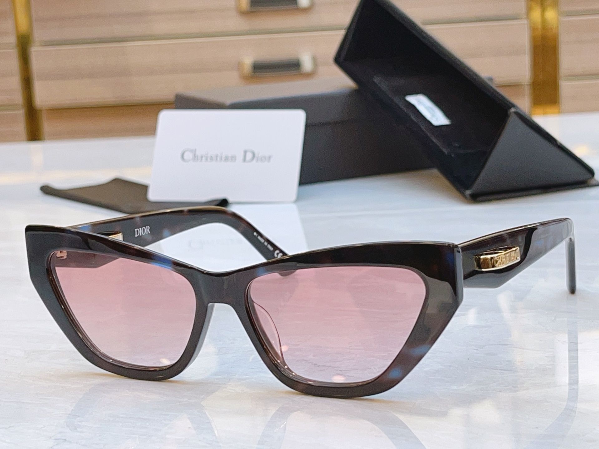 ，【DIO* 】迪*奥新款太阳镜，
MODEL：CDior B6I，SIZE：56口16-145