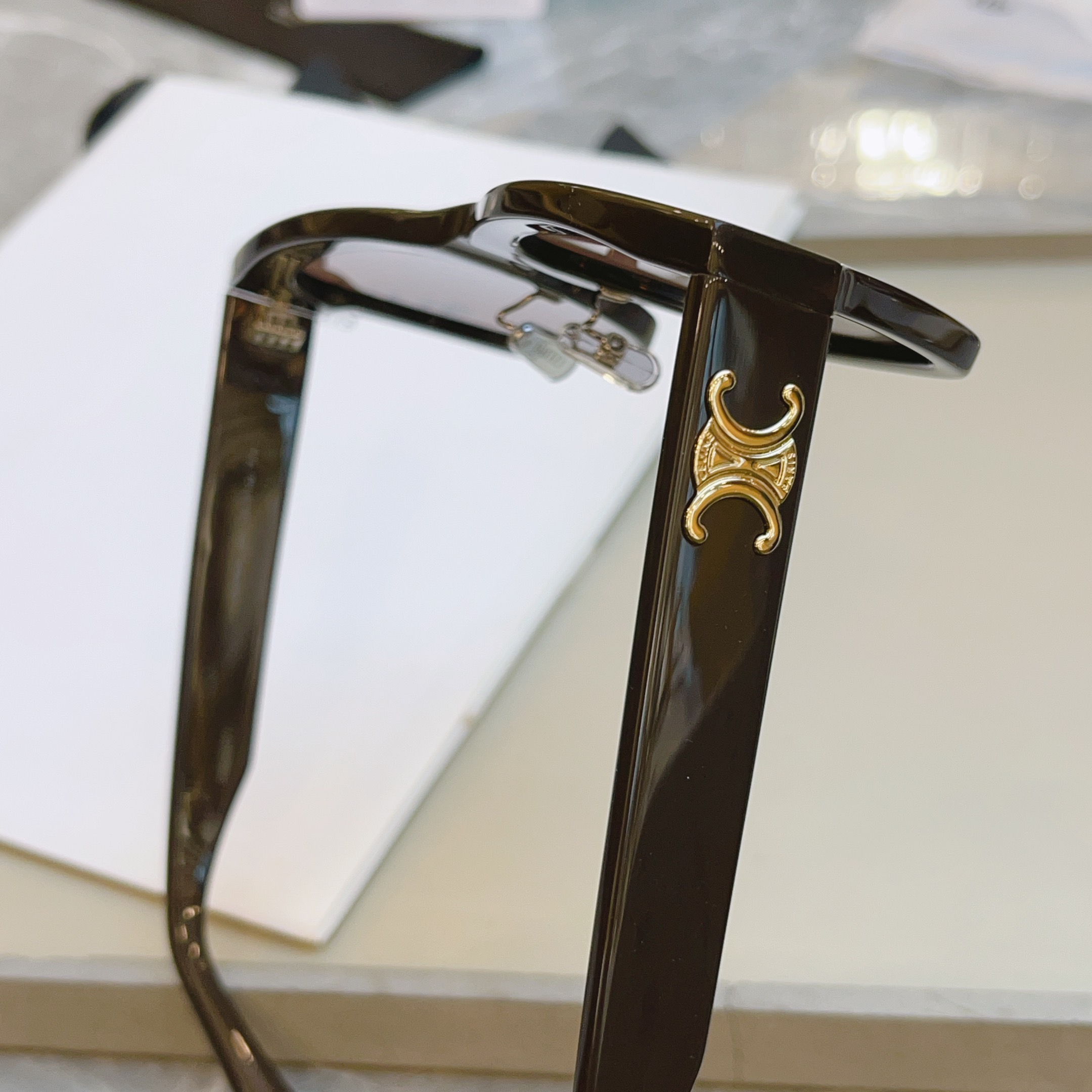 ，【CELIN*】赛*琳新款太阳镜， MODELCL40253F ，带鼻托款✨，SIZE 55口18-1