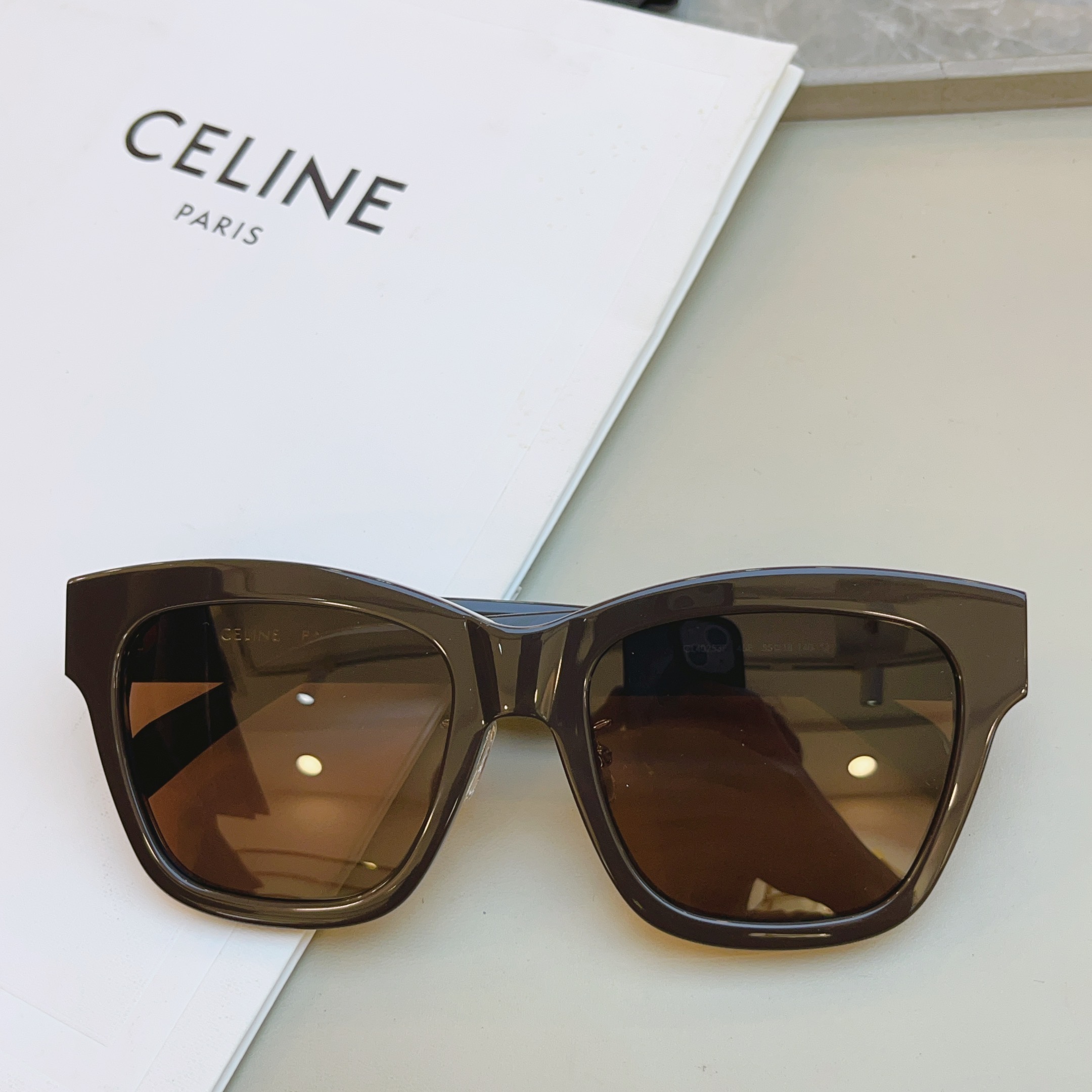 ，【CELIN*】赛*琳新款太阳镜， MODELCL40253F ，带鼻托款✨，SIZE 55口18-1