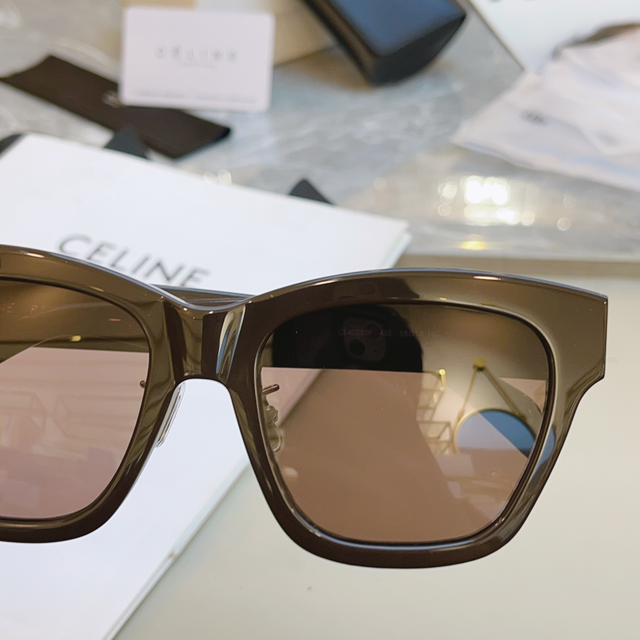 ，【CELIN*】赛*琳新款太阳镜， MODELCL40253F ，带鼻托款✨，SIZE 55口18-1
