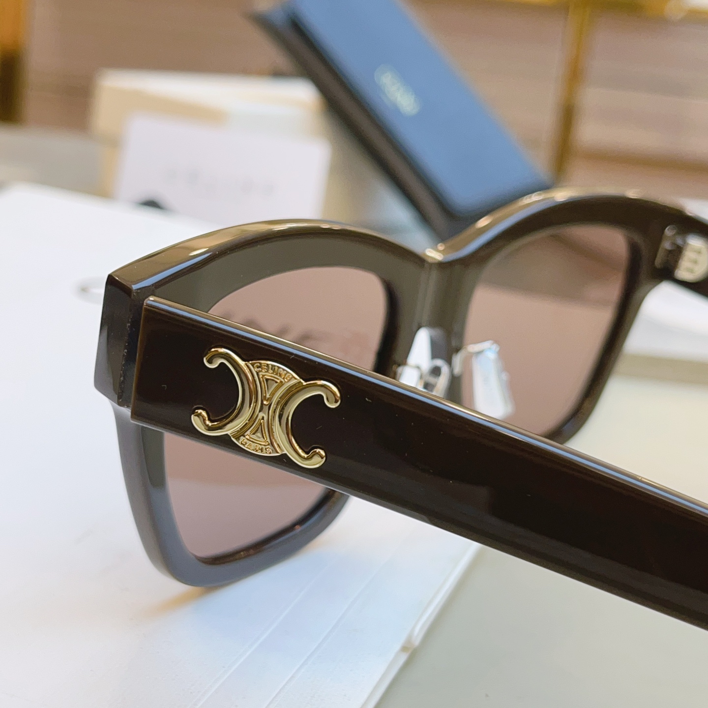 ，【CELIN*】赛*琳新款太阳镜， MODELCL40253F ，带鼻托款✨，SIZE 55口18-1