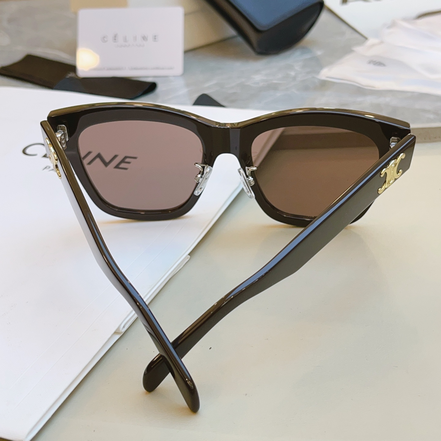 ，【CELIN*】赛*琳新款太阳镜， MODELCL40253F ，带鼻托款✨，SIZE 55口18-1