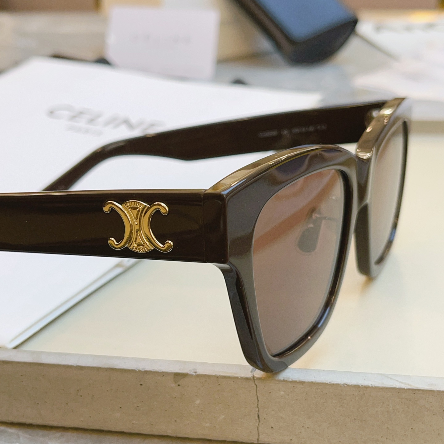 ，【CELIN*】赛*琳新款太阳镜， MODELCL40253F ，带鼻托款✨，SIZE 55口18-1